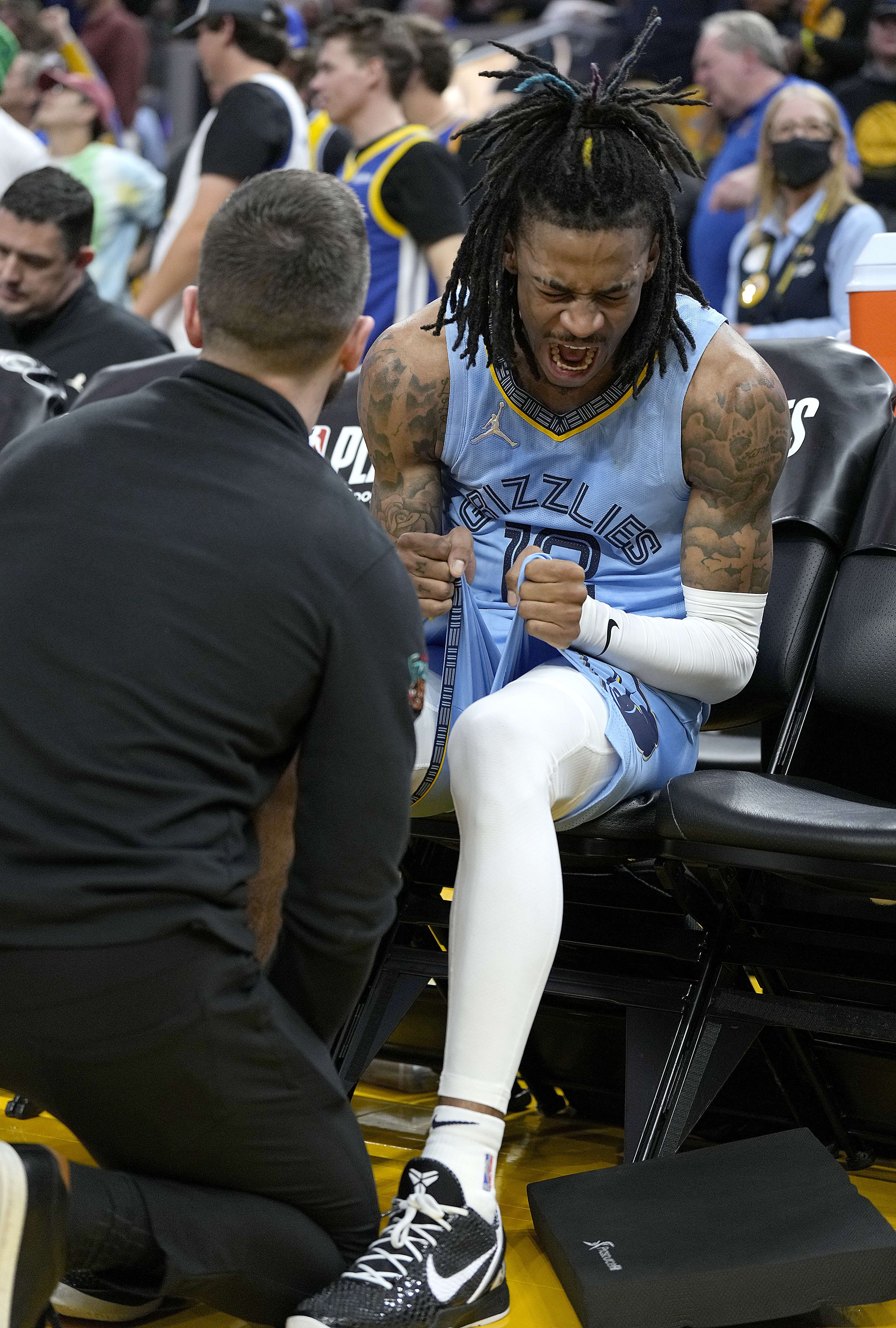 שחקן ממפיס גריזליס ג'ה מוראנט אחרי שנפצע