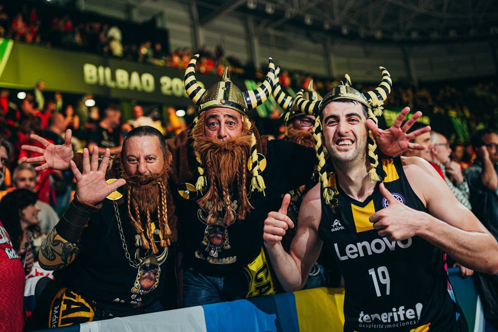 גיורגי שרמדיני עם אוהדי טנריפה