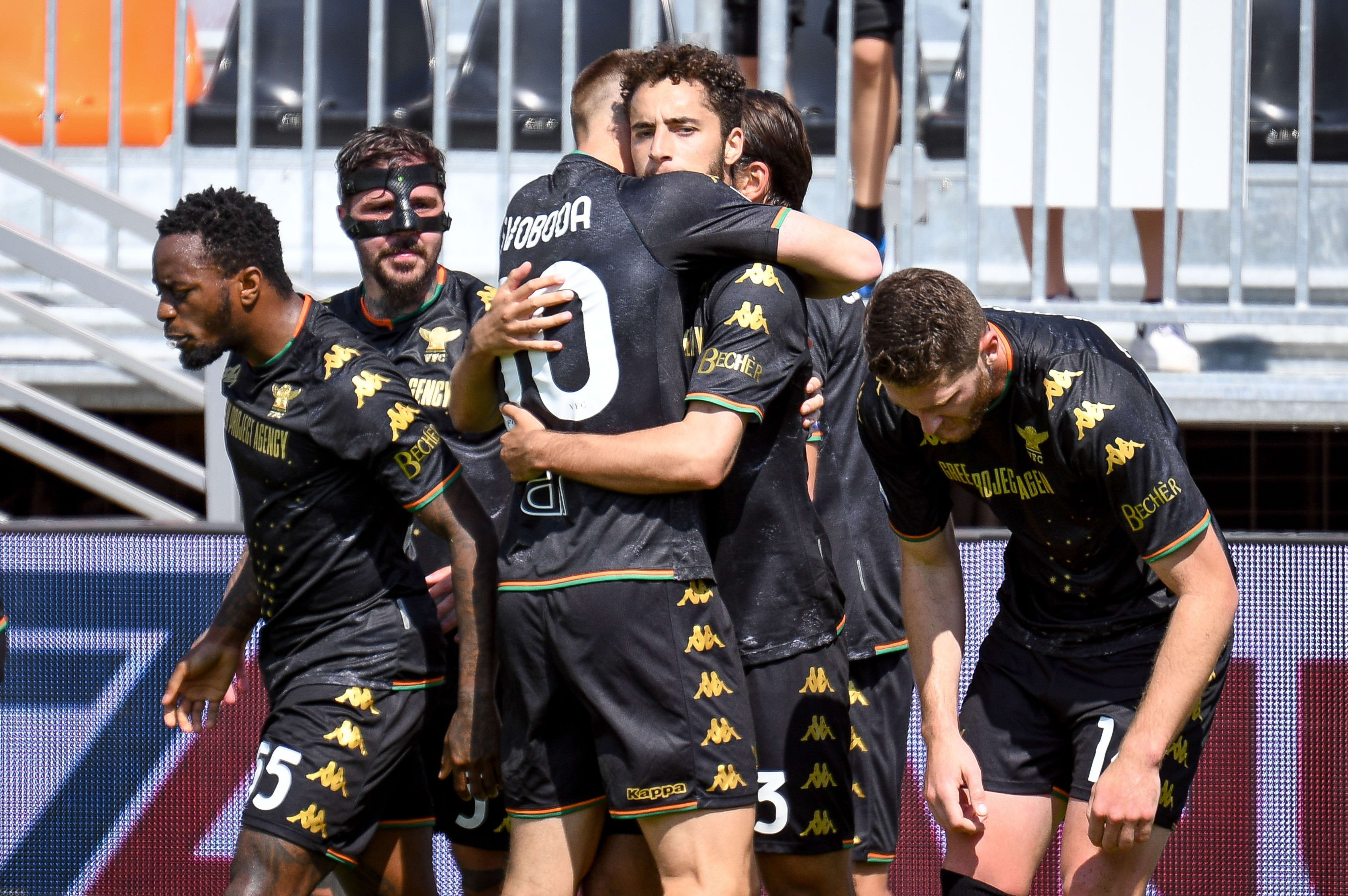 שחקני ונציה חוגגים