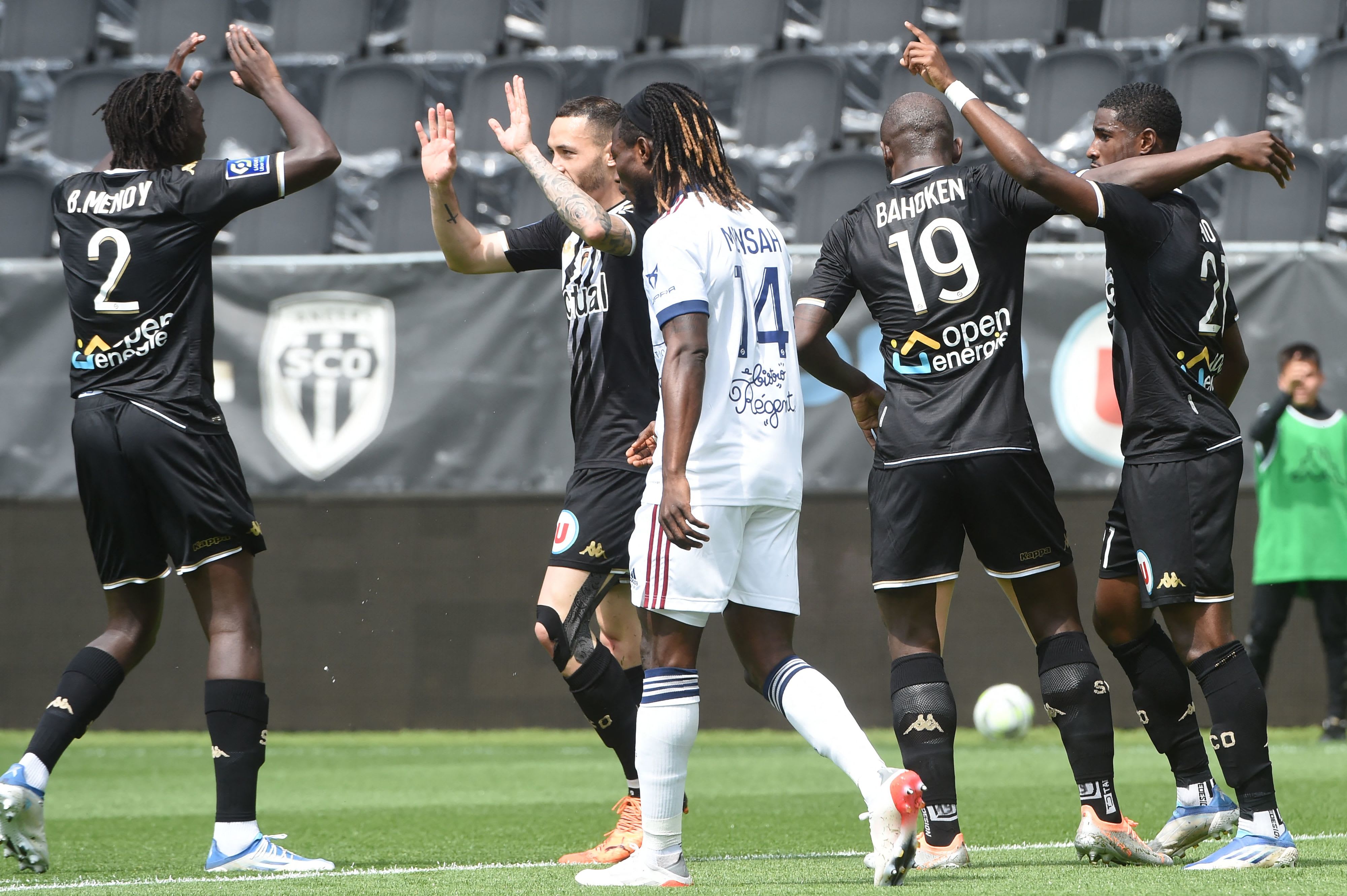 שחקן בורדו גידאון מנסה מאוכזב, שחקני אנז'ה חוגגים