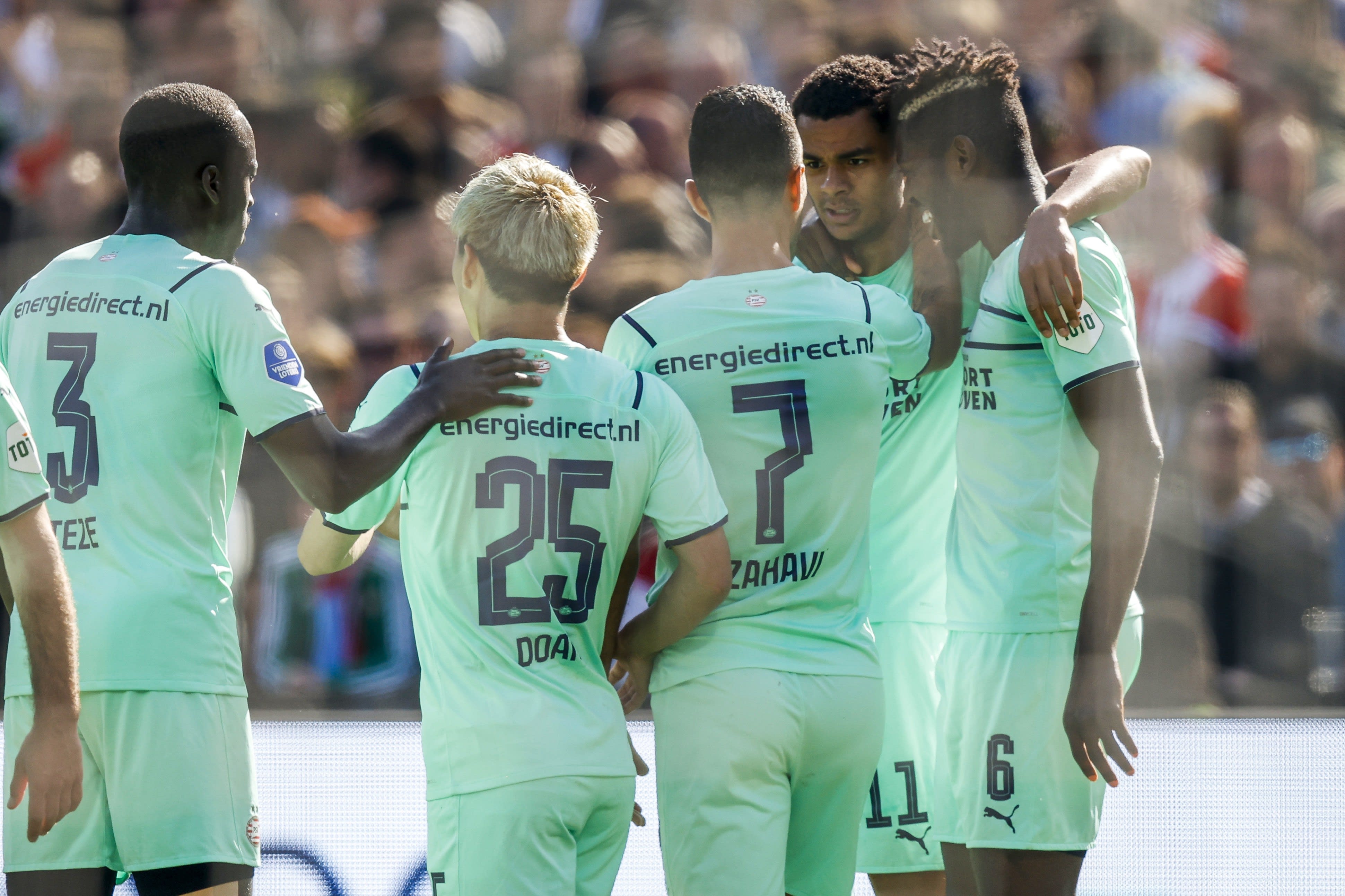 שחקן פ.ס.וו איינדהובן ערן זהבי חוגג שער עם קודי גאקפו וחבריהם