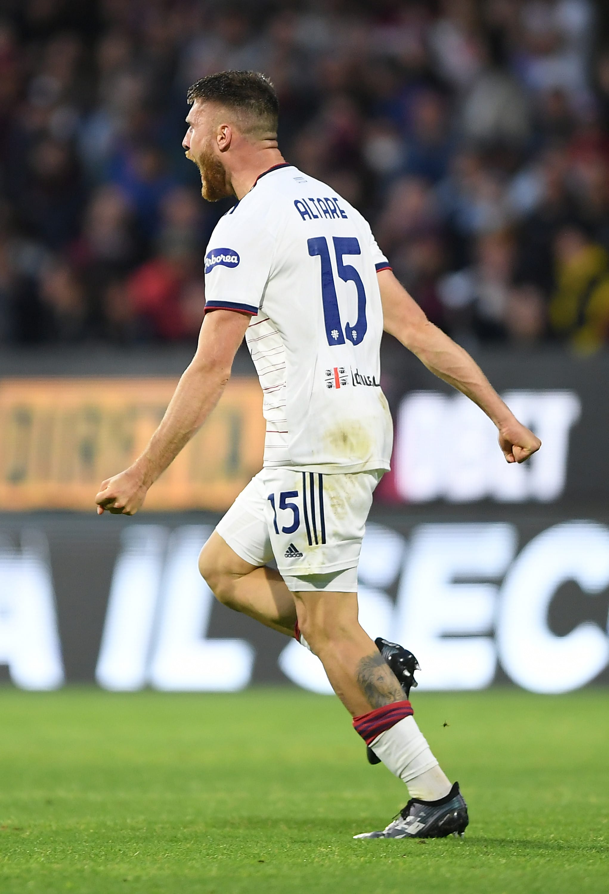 ג'ורג'ו אלטארה שחקן קליארי חוגג שער