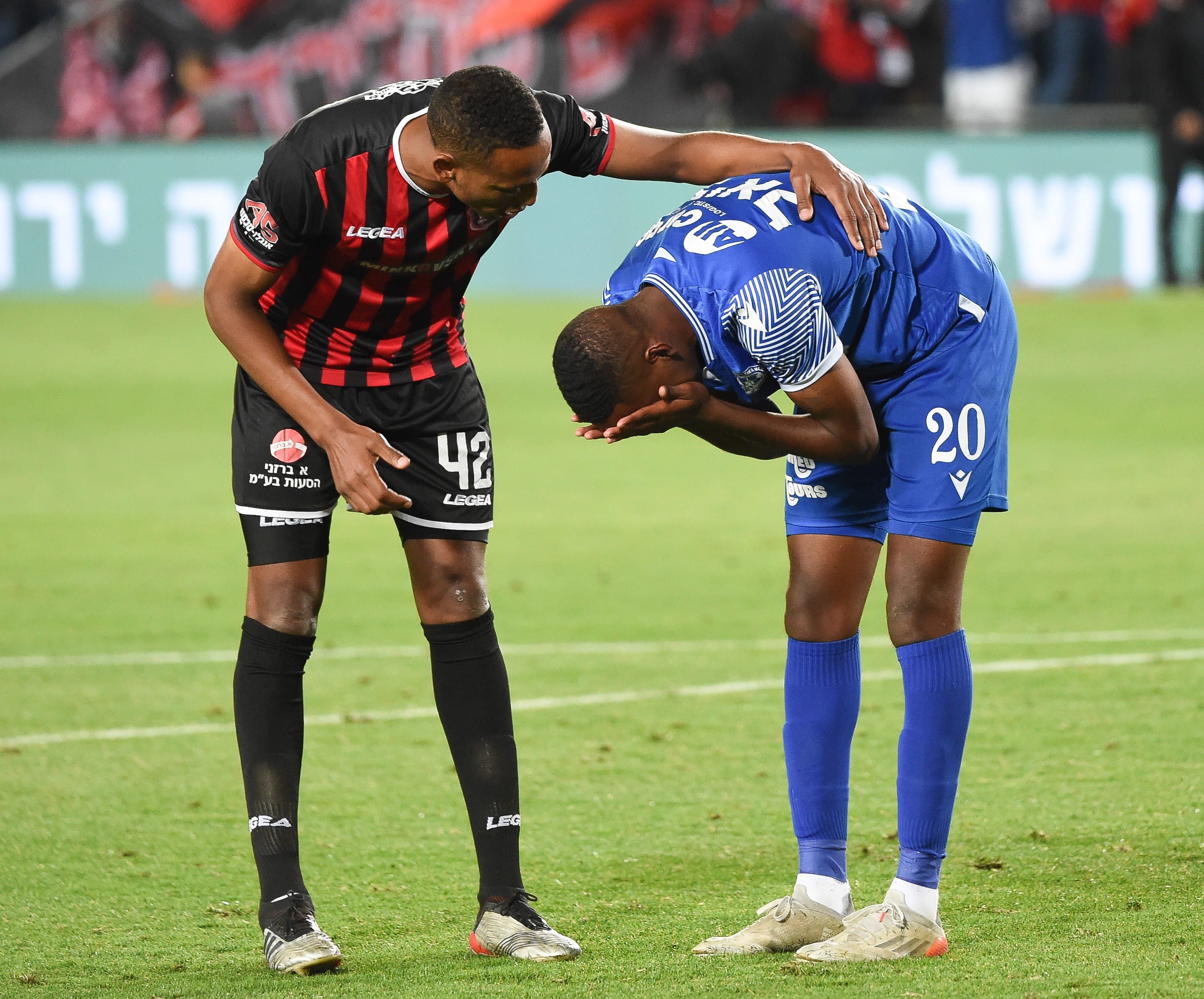 סולומון דניאל שחקן הפועל ירושלים מנחם את אחיו שלו דניאל שחקן מכבי פתח תקוה