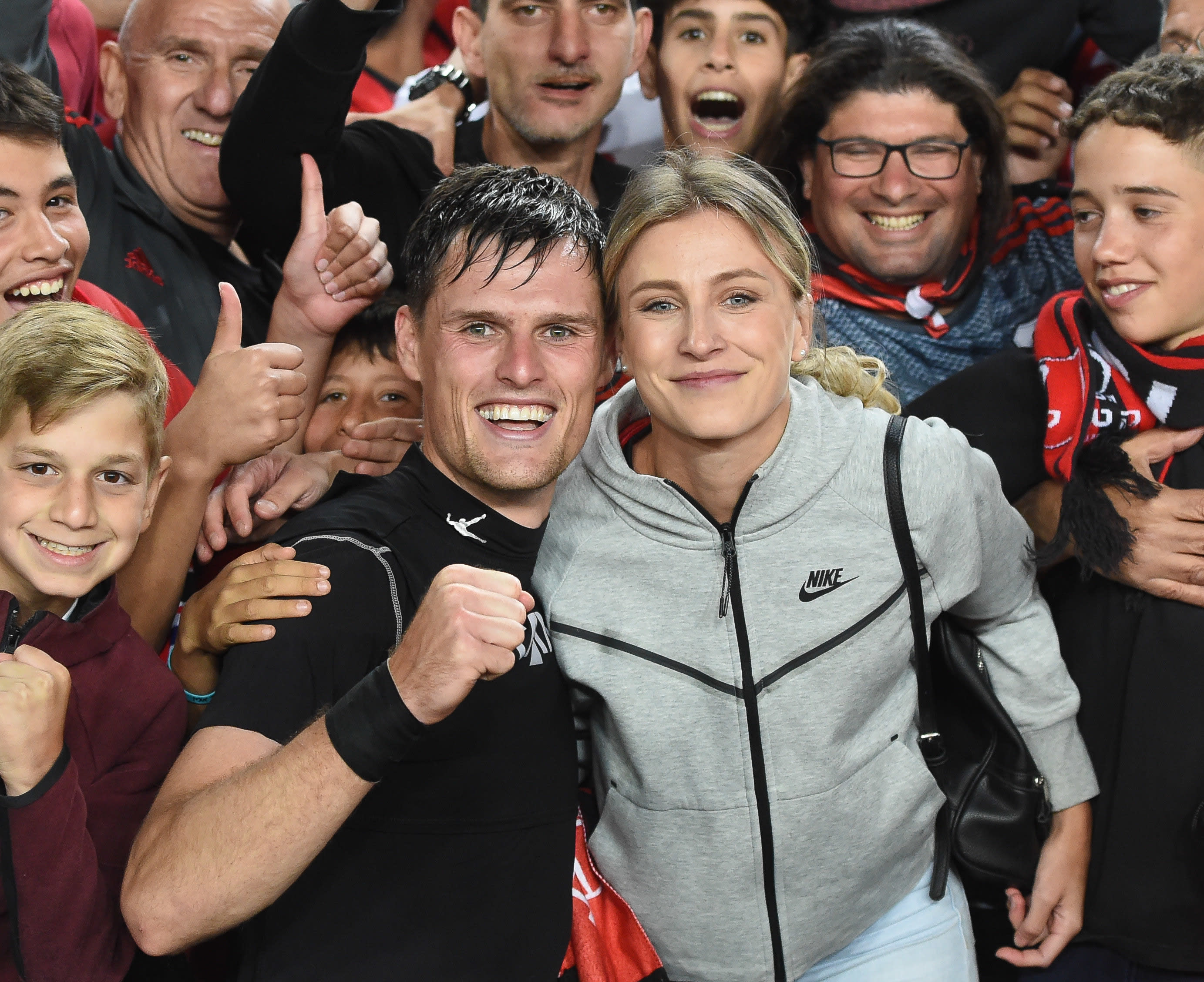 אונדז'יי באצ'ו שחקן הפועל ירושלים עם בת זוגו