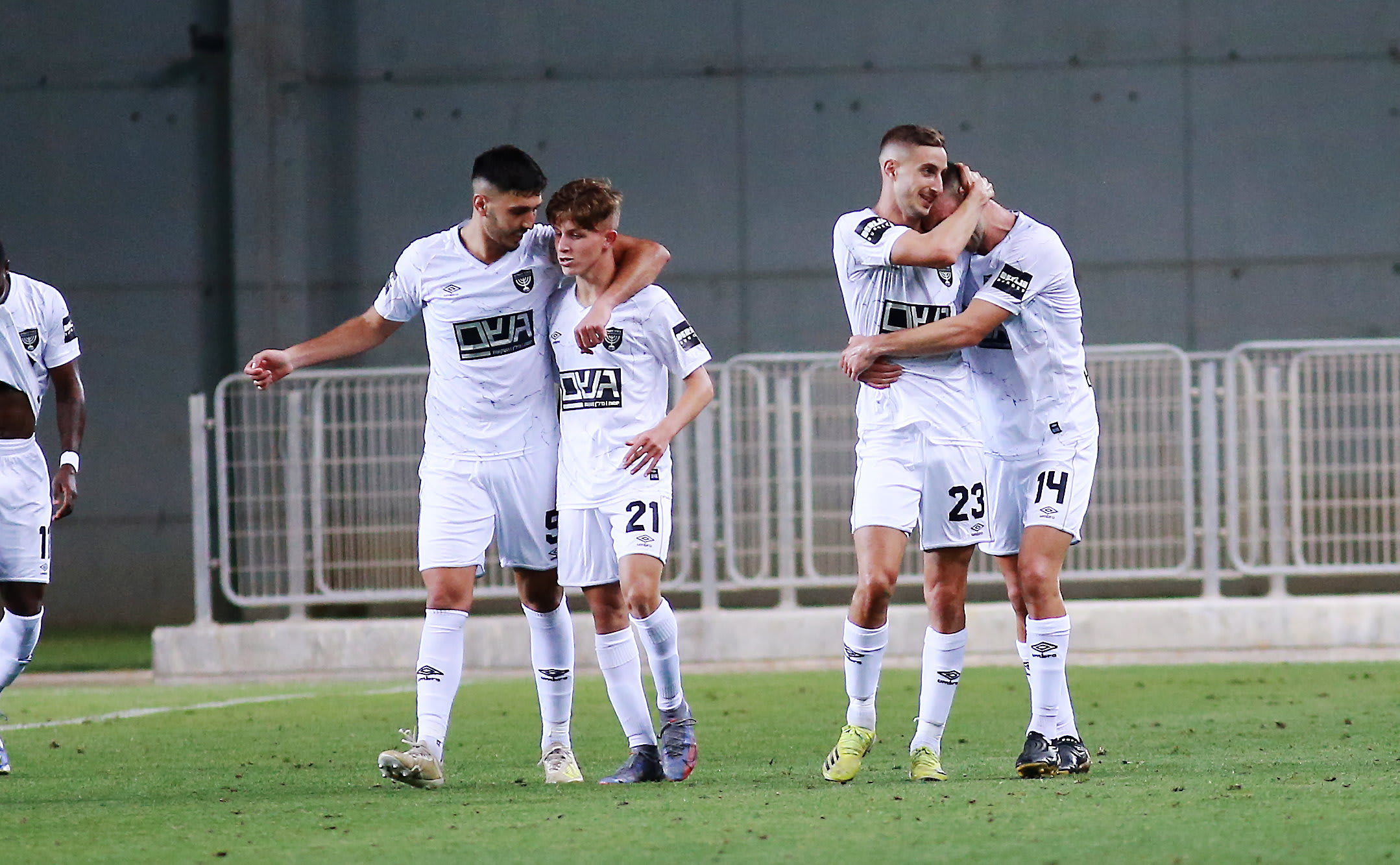 שחקני בית"ר ירושלים חוגגים שער של תמיר עדי