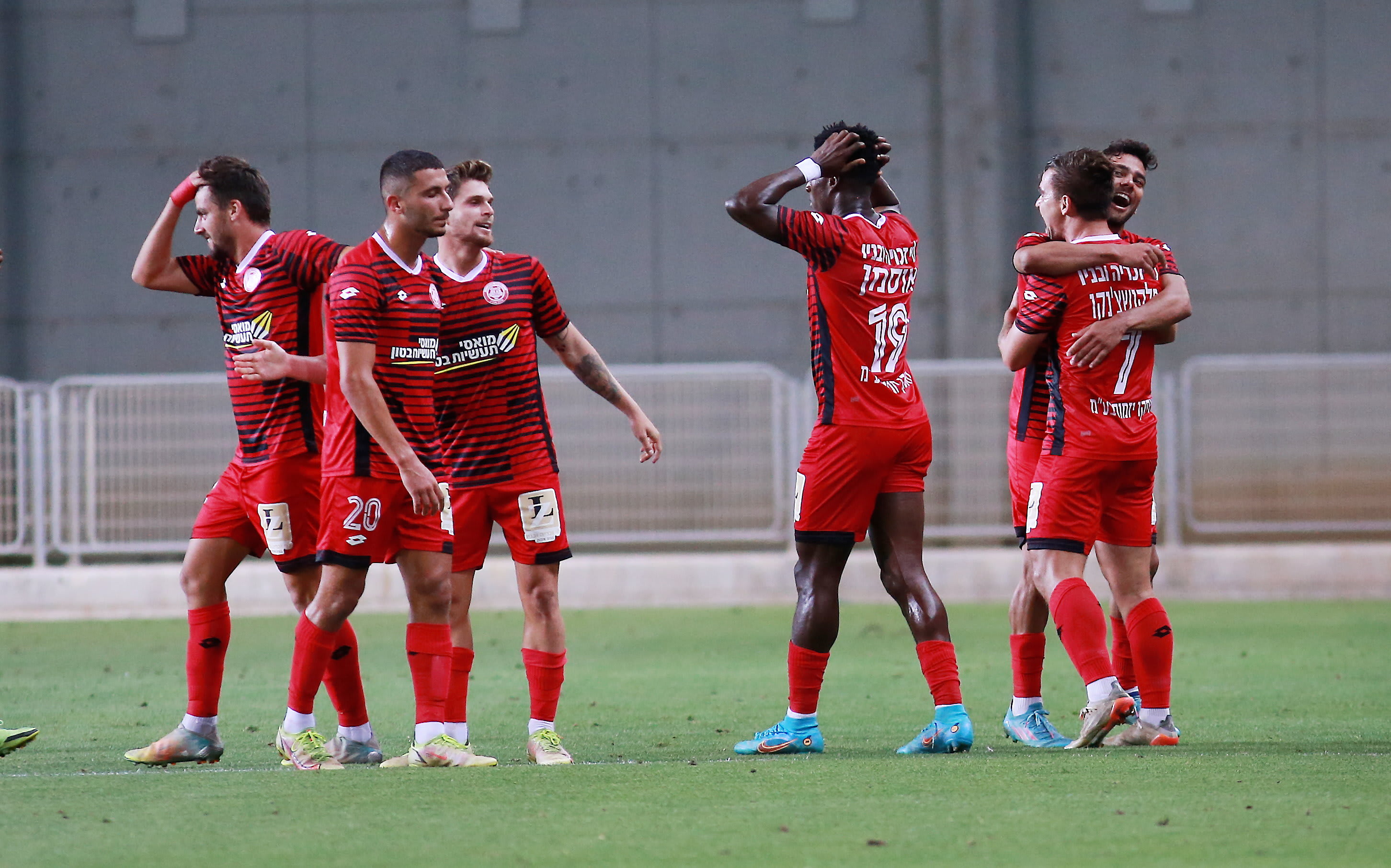 שחקני הפועל חדרה חוגגים שער של מקסים פלקושצ'נקו