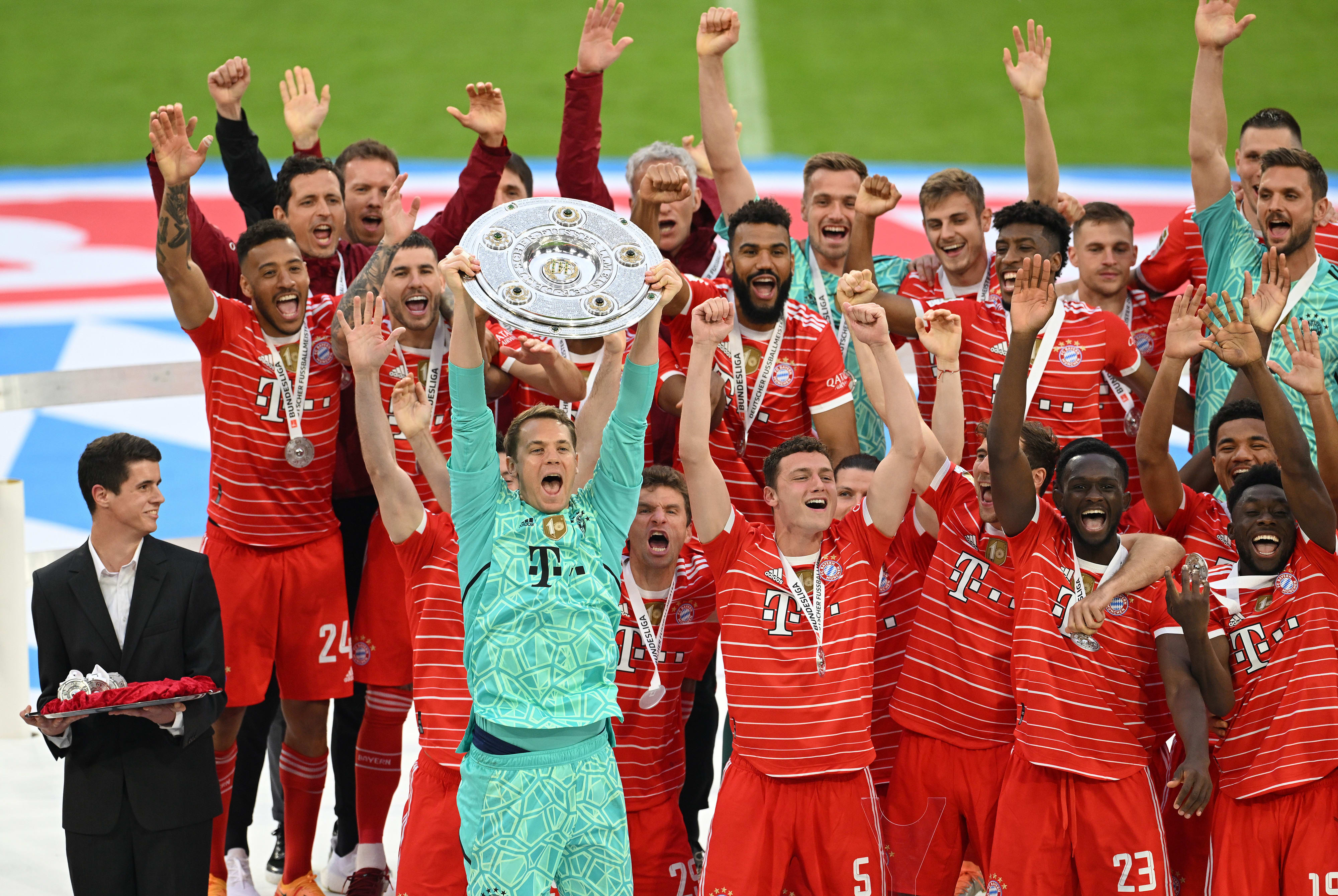 באיירן מינכן מניפה את צלחת האליפות