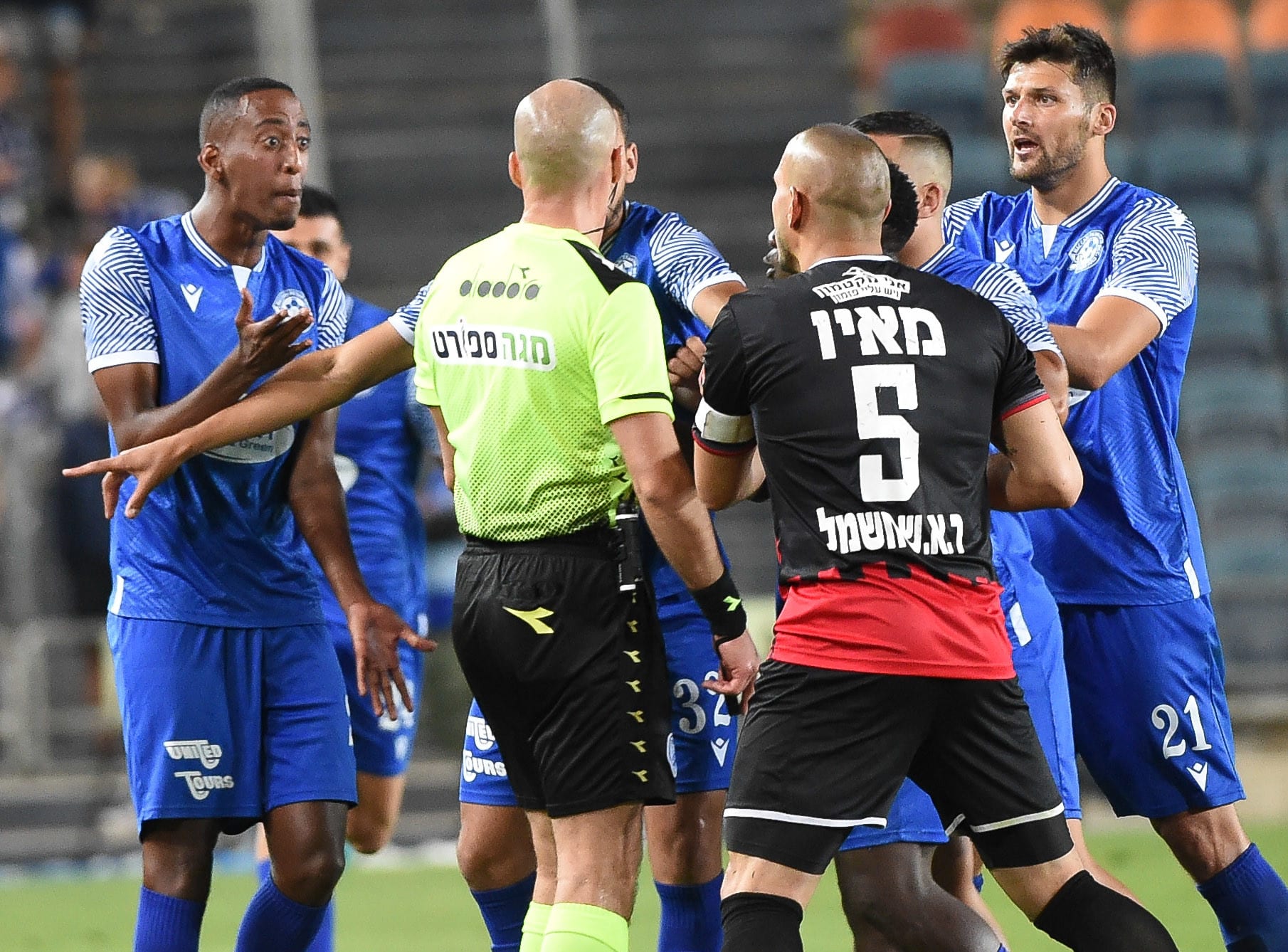 שחקני מכבי פתח תקוה מול השופט גל לייבוביץ'