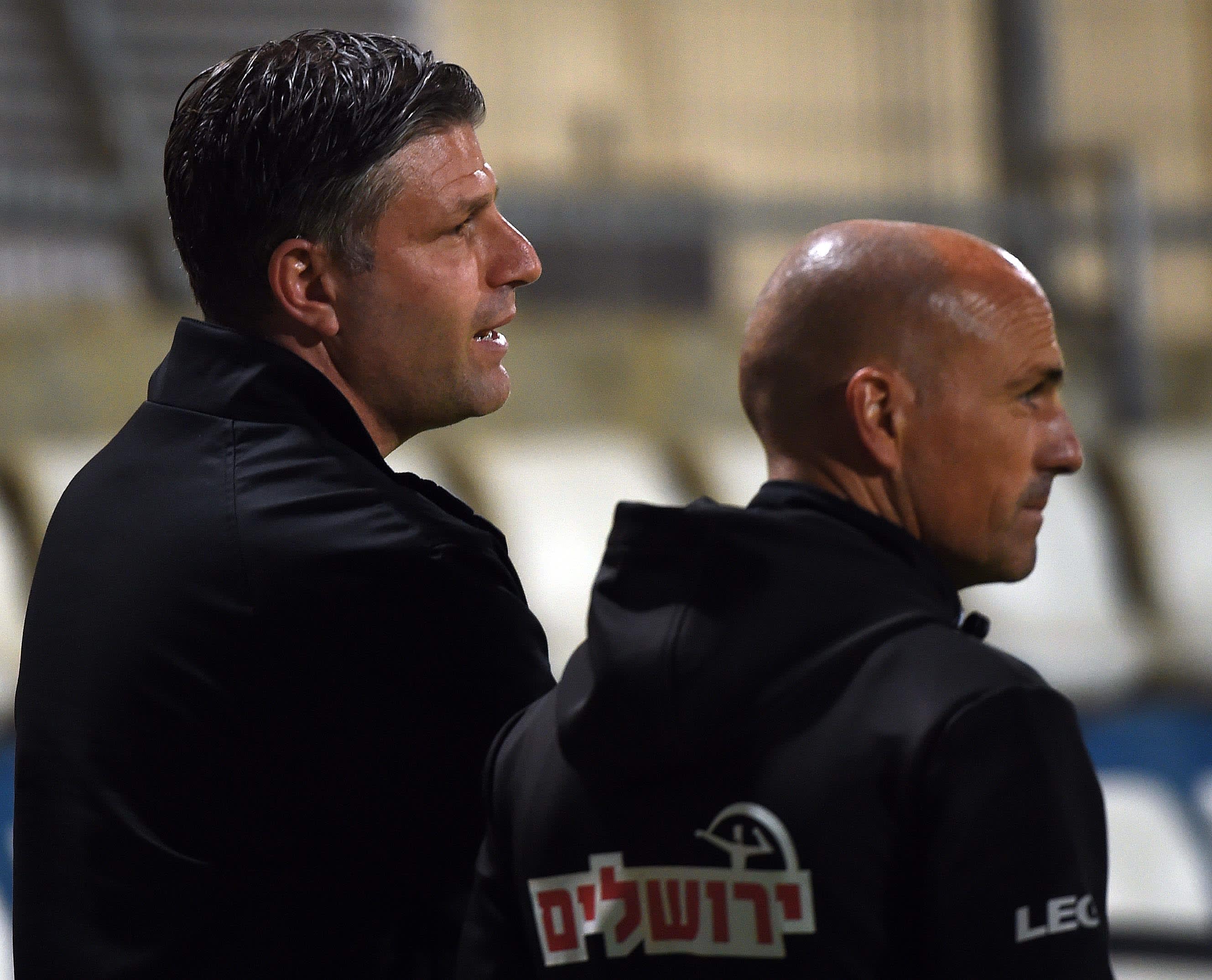 זיו אריה מאמן הפועל ירושלים עם המנהל המקצועי שי אהרון