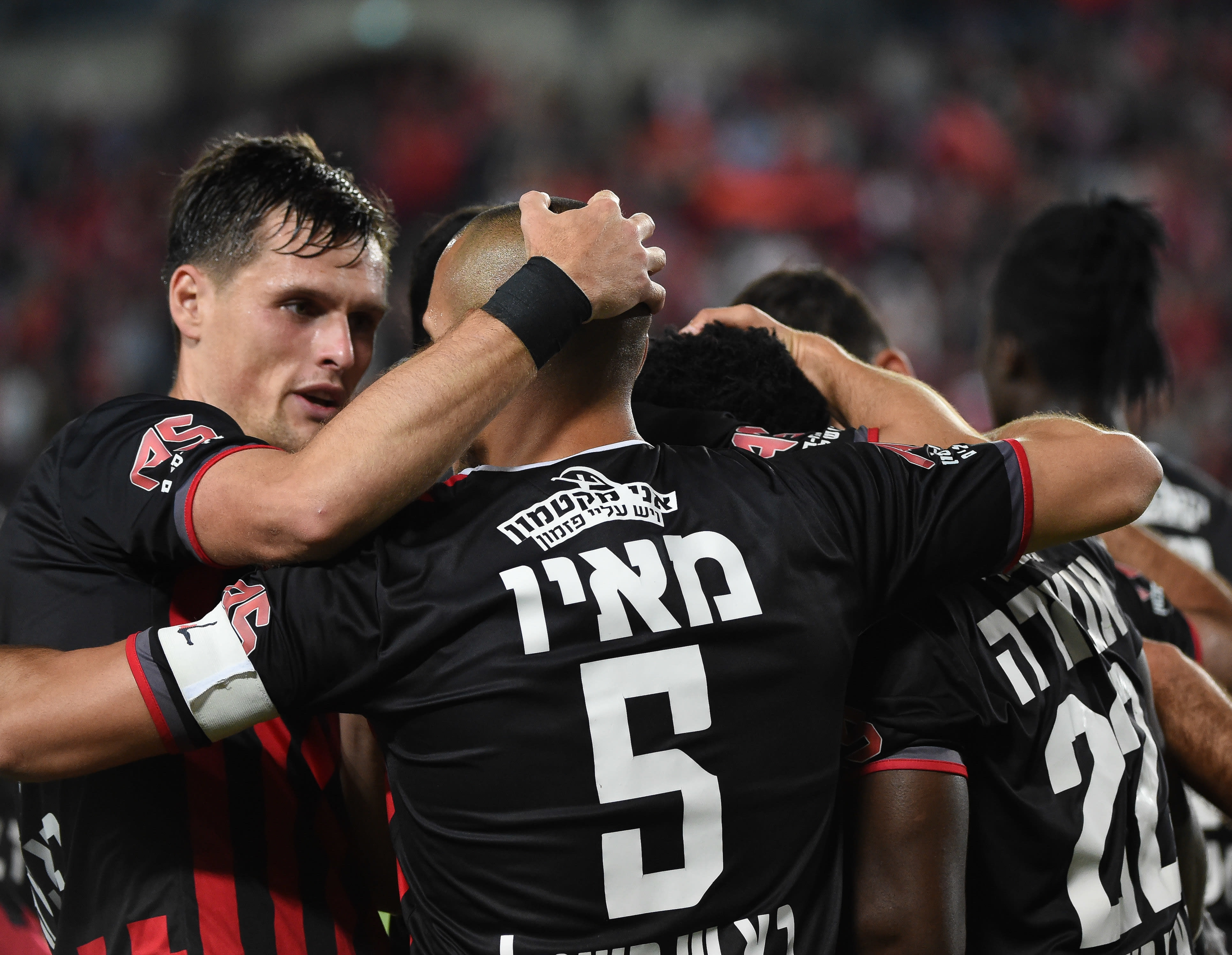 גל מאיו עם וויליאם אגאדה הפועל ירושלים חוגג