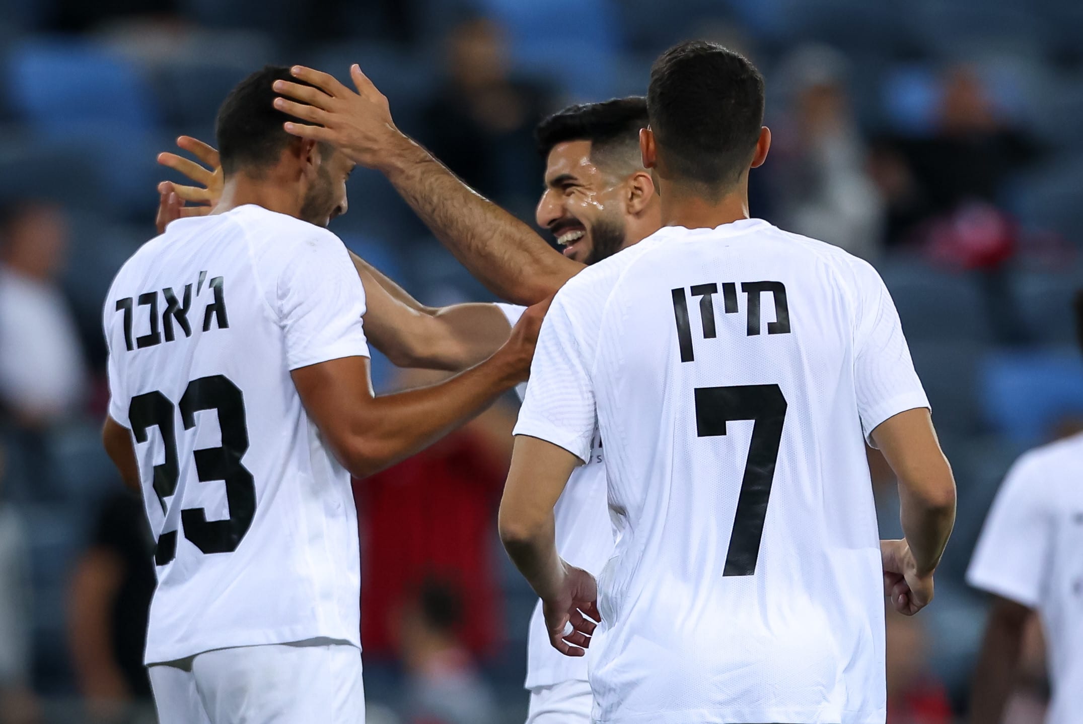 שחקני מ.ס. אשדוד חוגגים עם עטאא ג'אבר