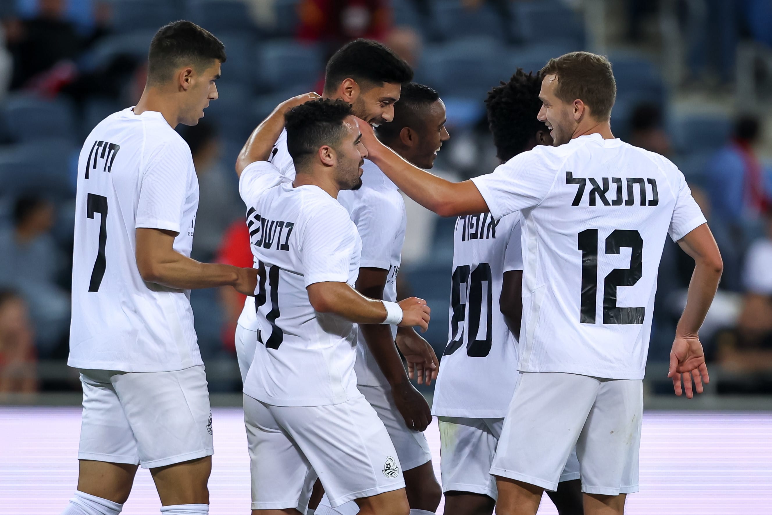 שחקני מ.ס. אשדוד חוגגים עם עטאא ג'אבר