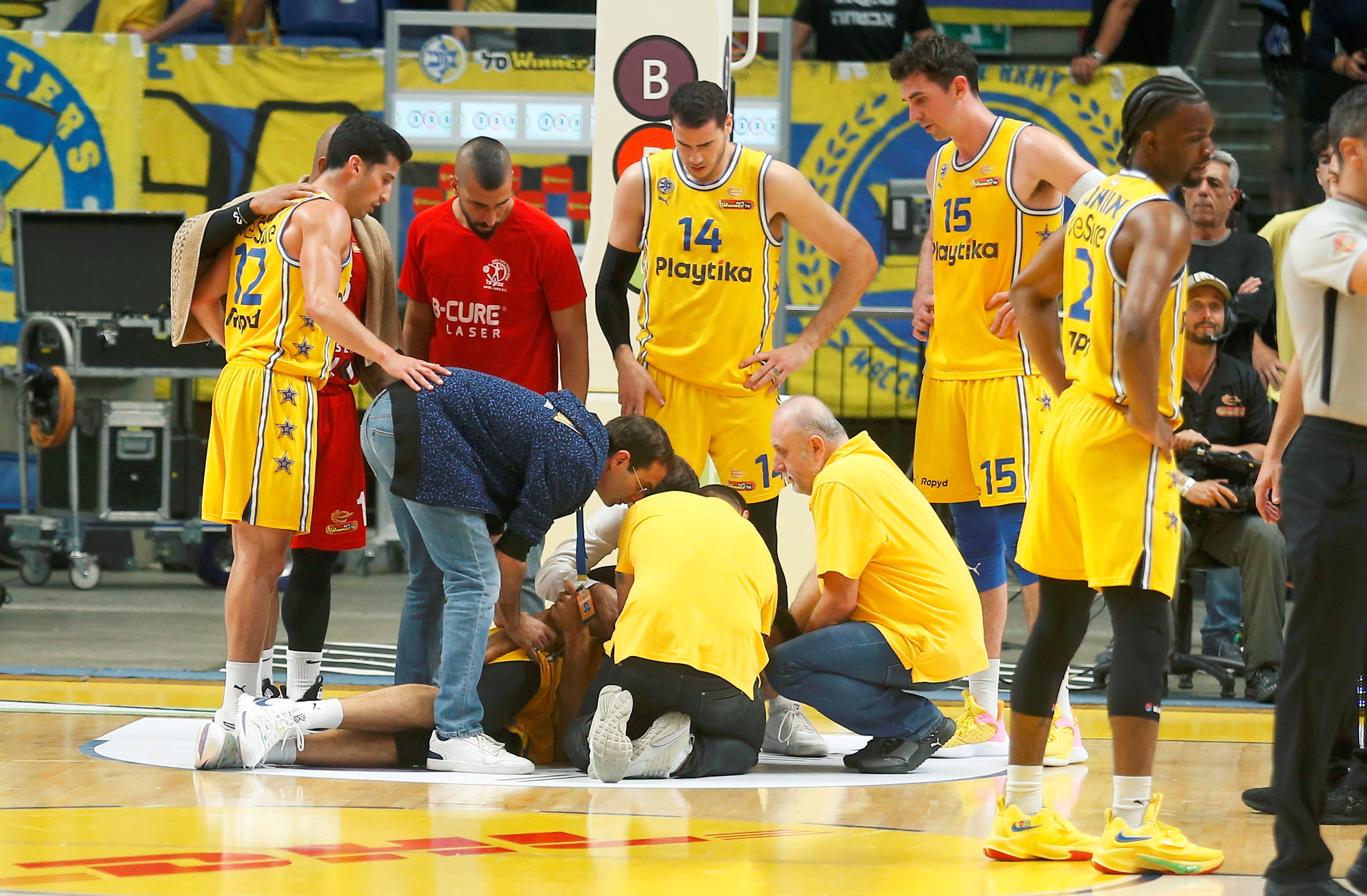 שחקני מכבי תל אביב ג'ון דיברתולומאו, עוז בלייזר, ג'ייק כהן עם אנטה ז'יז'יץ'