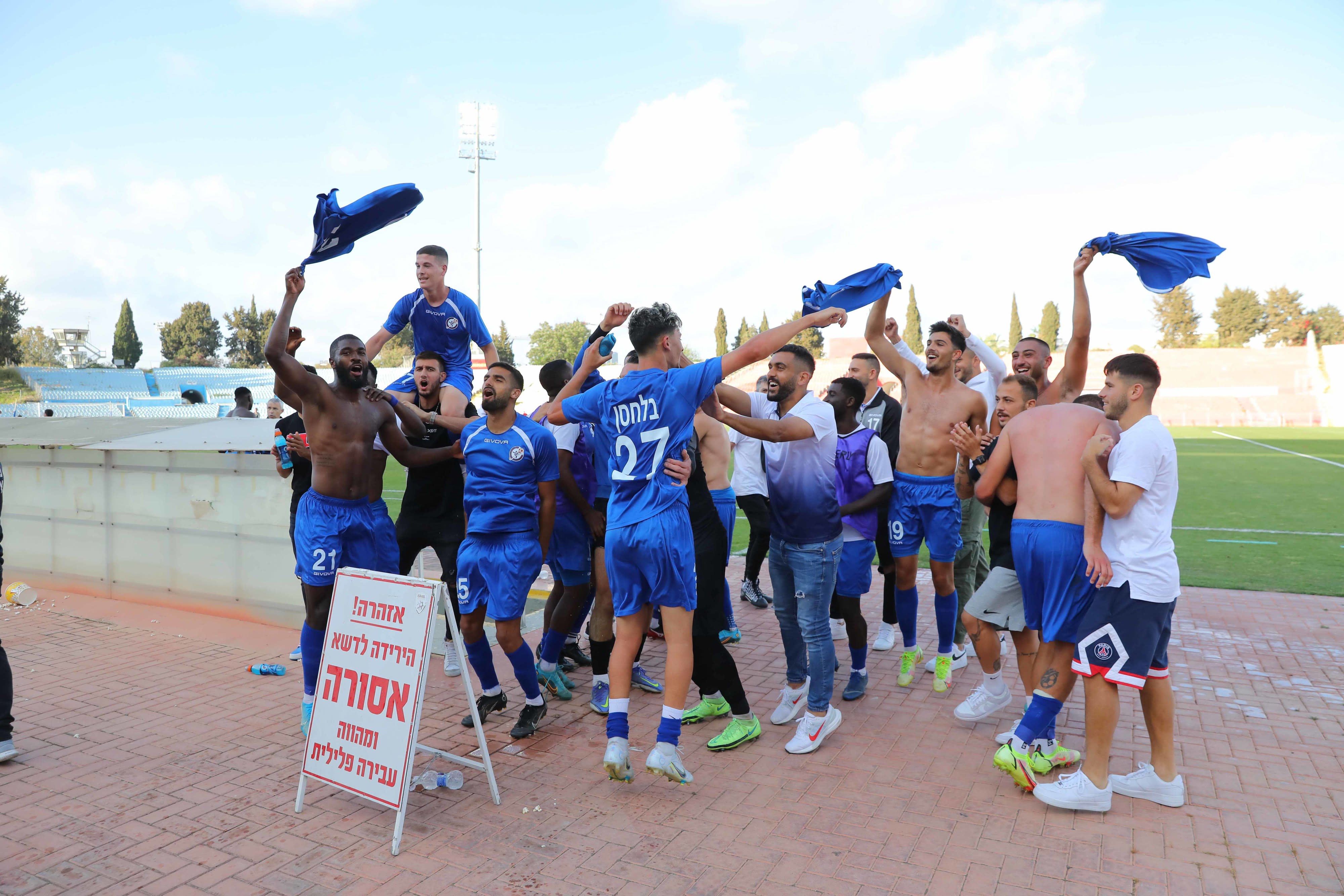 שחקני הפועל ראשון לציון חוגגים