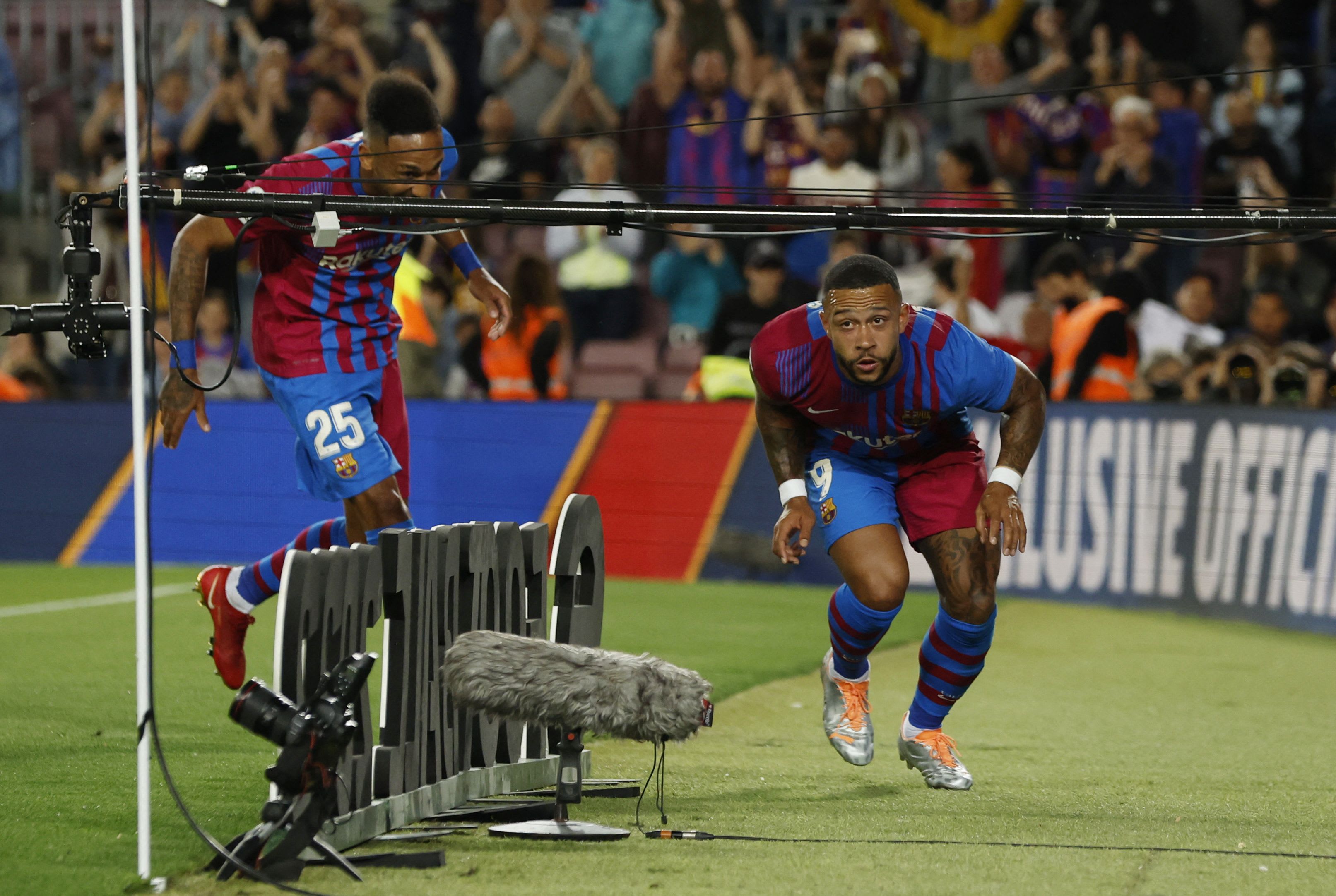 ממפיס דפאי, פייר אמריק אובמיאנג שחקני ברצלונה