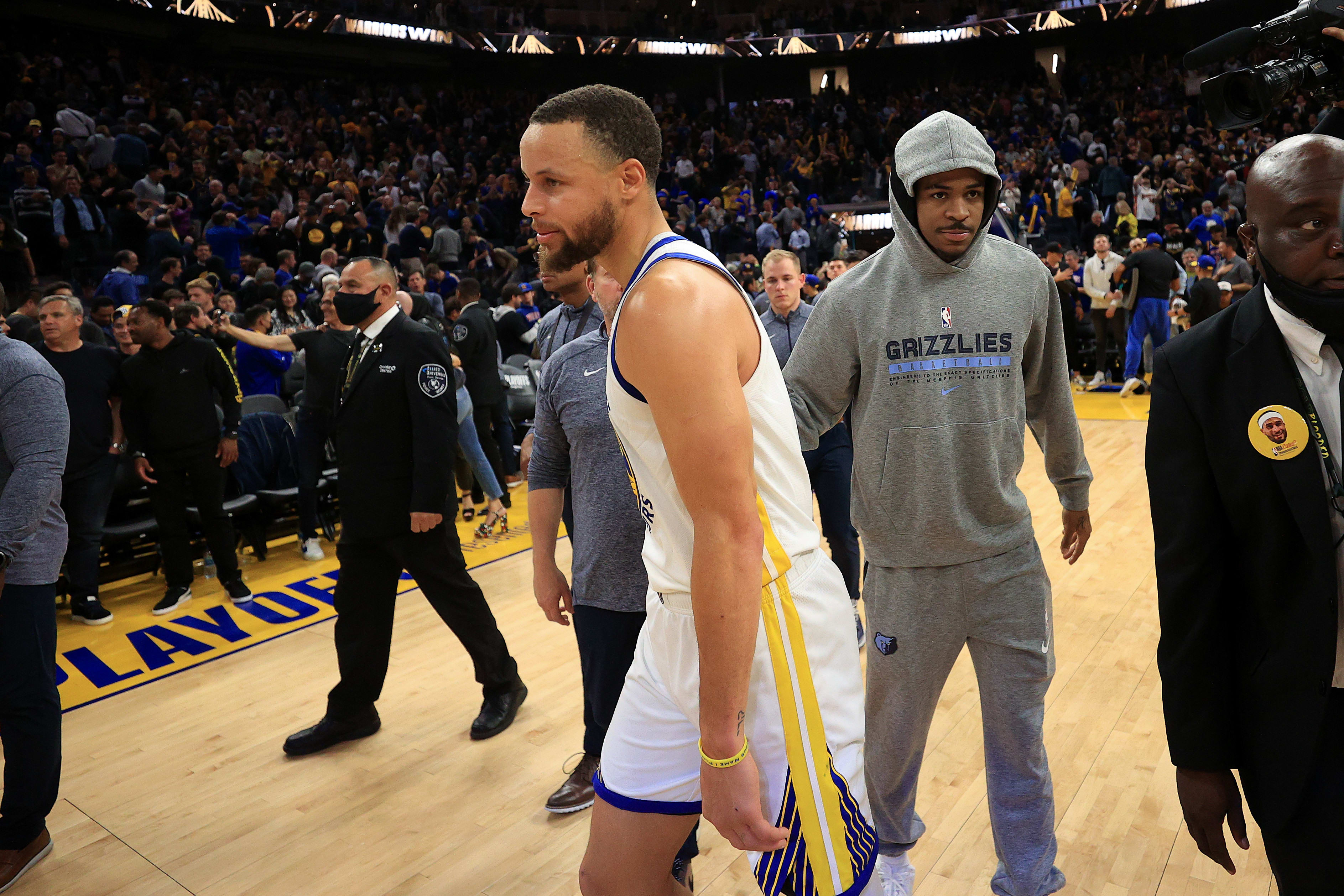 שחקן גולדן סטייט ווריירס, סטפן קרי ליד ג'ה מוראנט, שחקן ממפיס גריזליס