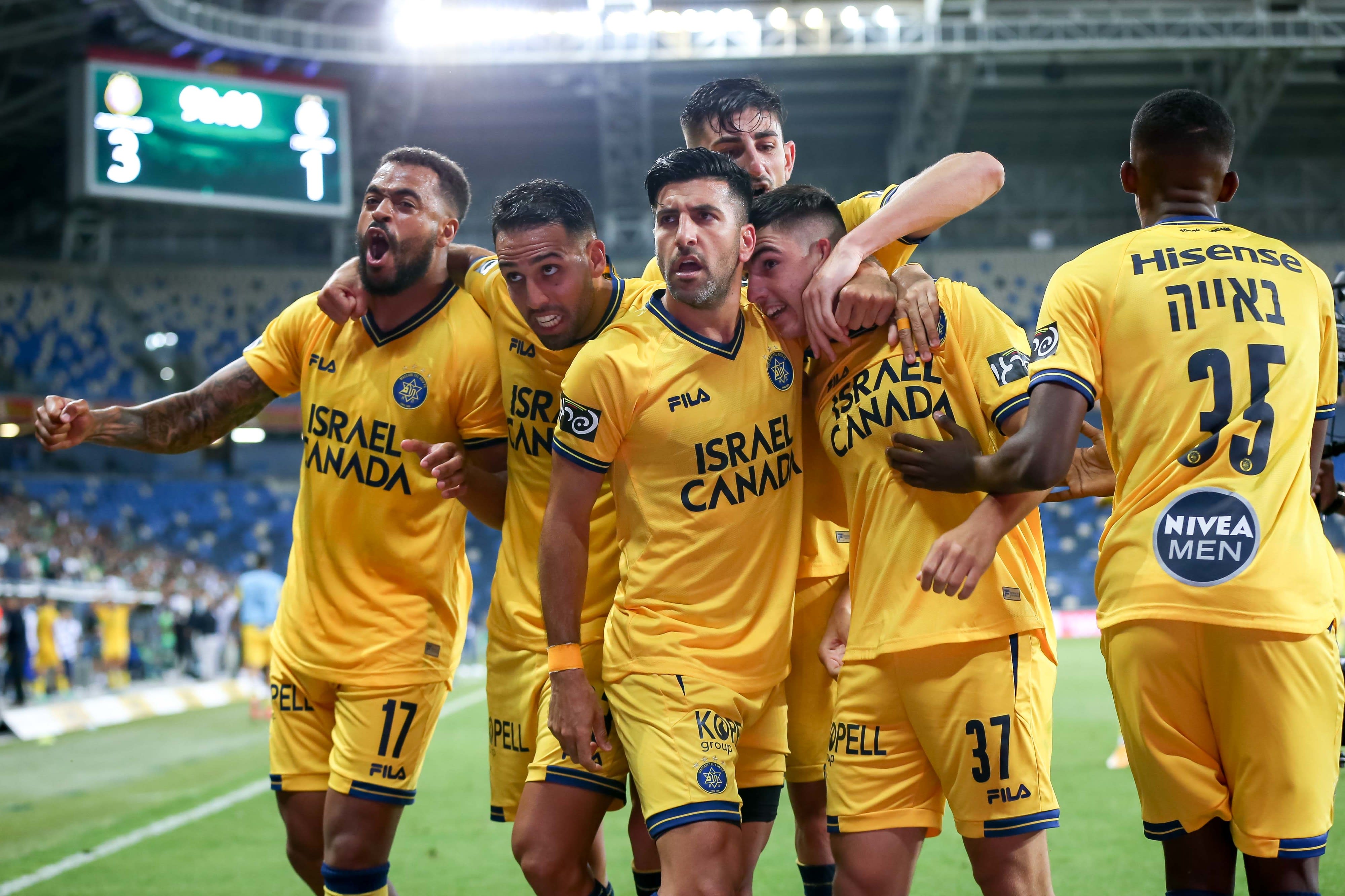 שחקני מכבי תל אביב חוגגים