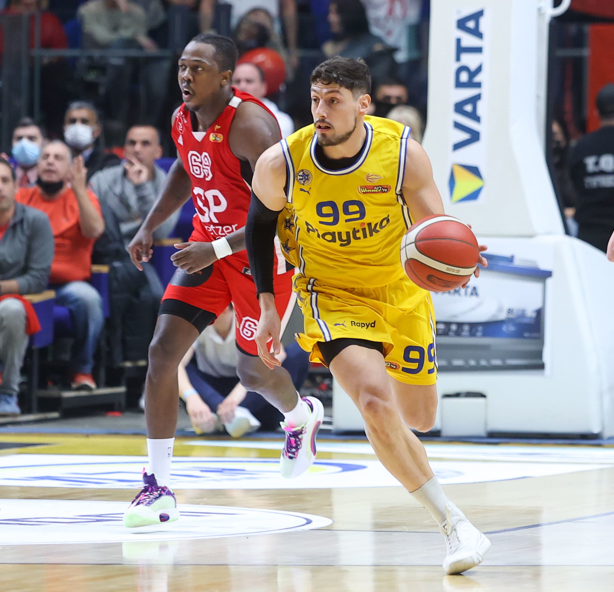 יפתח זיו שחקן מכבי תל אביב מול ג'ייקובן בראון שחקן הפועל תל אביב