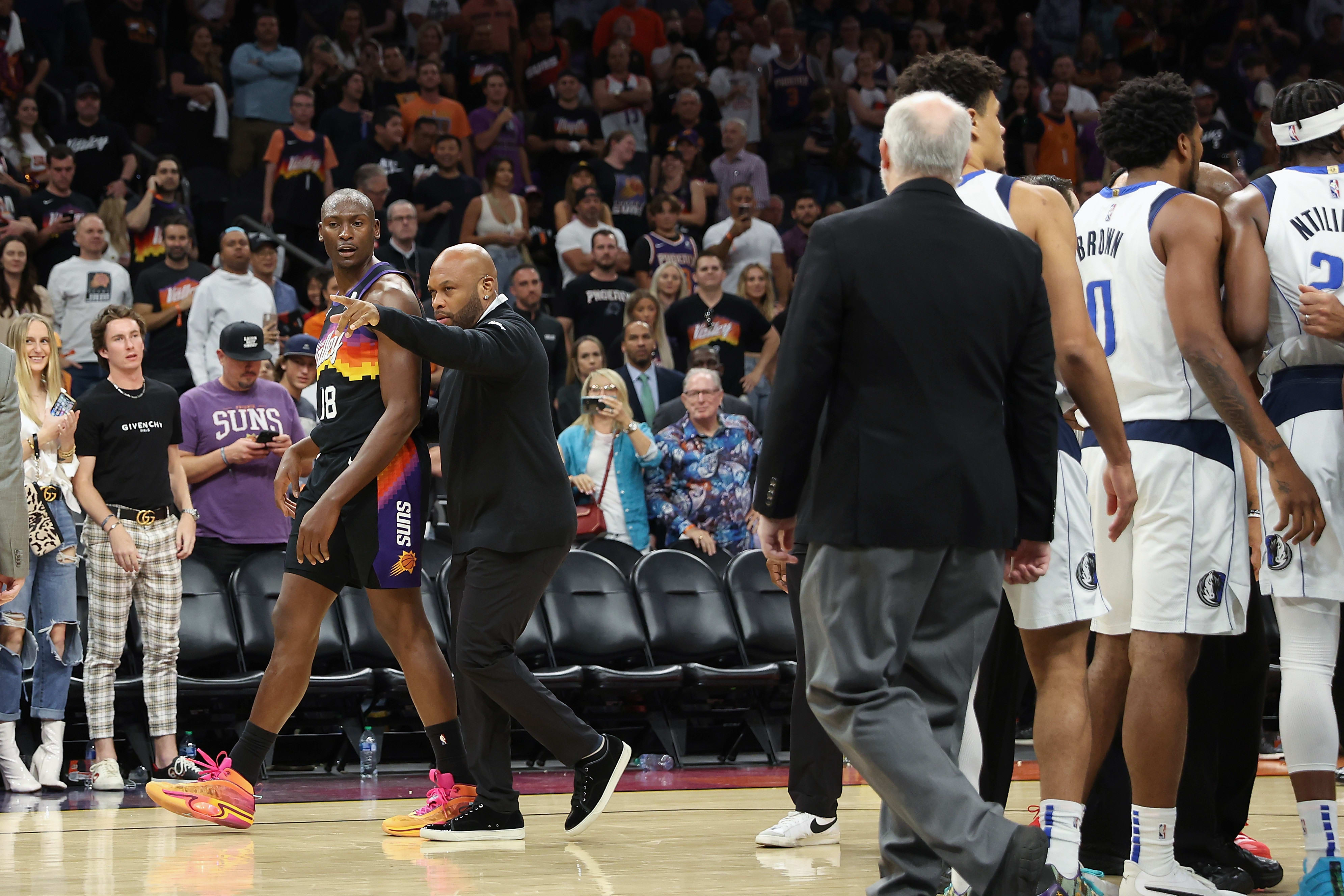 ביסמק ביומבו, שחקן פיניקס סאנס מול דאלאס