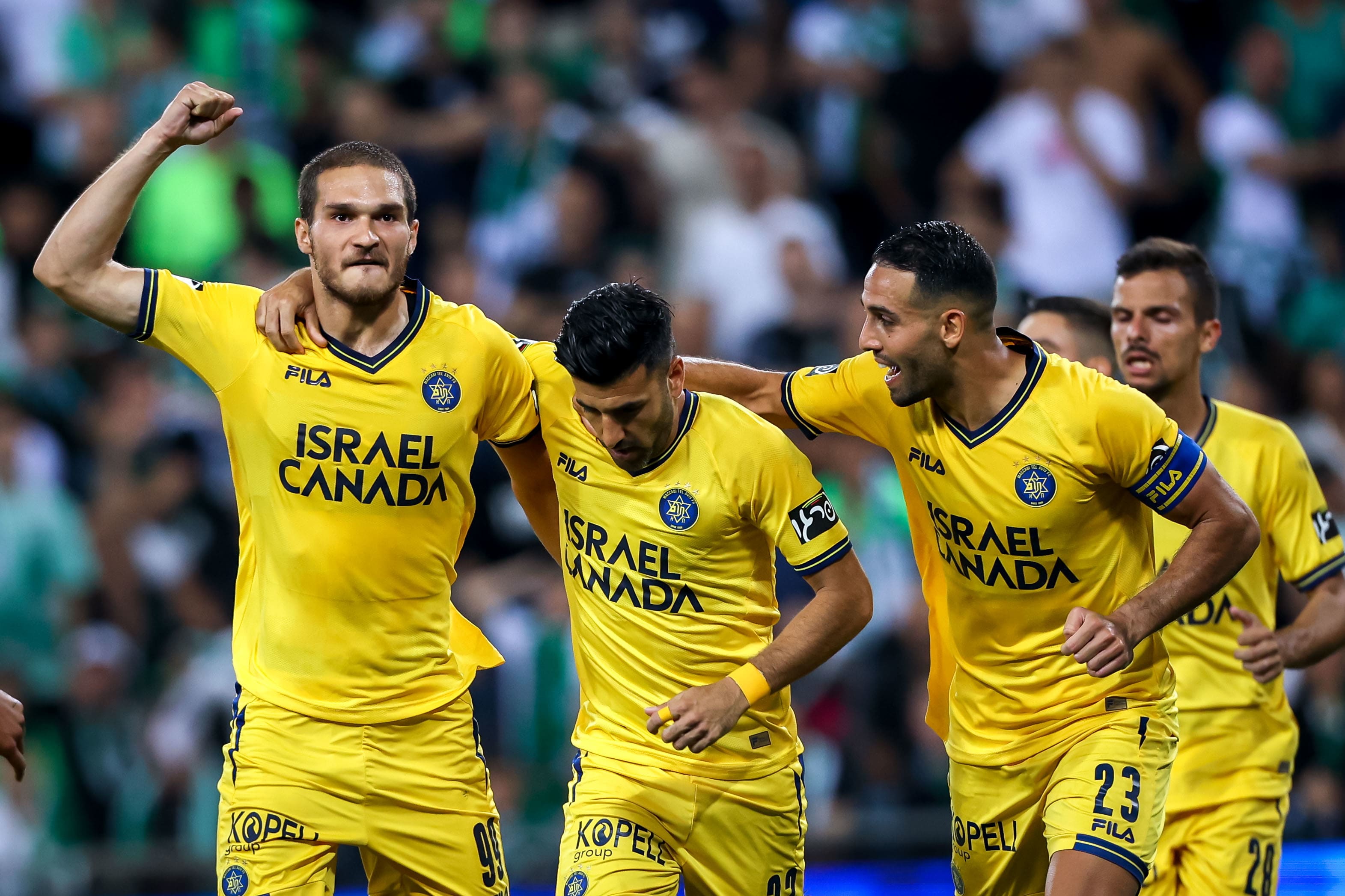 שחקני מכבי תל אביב חוגגים עם ג'ורג'ה יובאנוביץ'