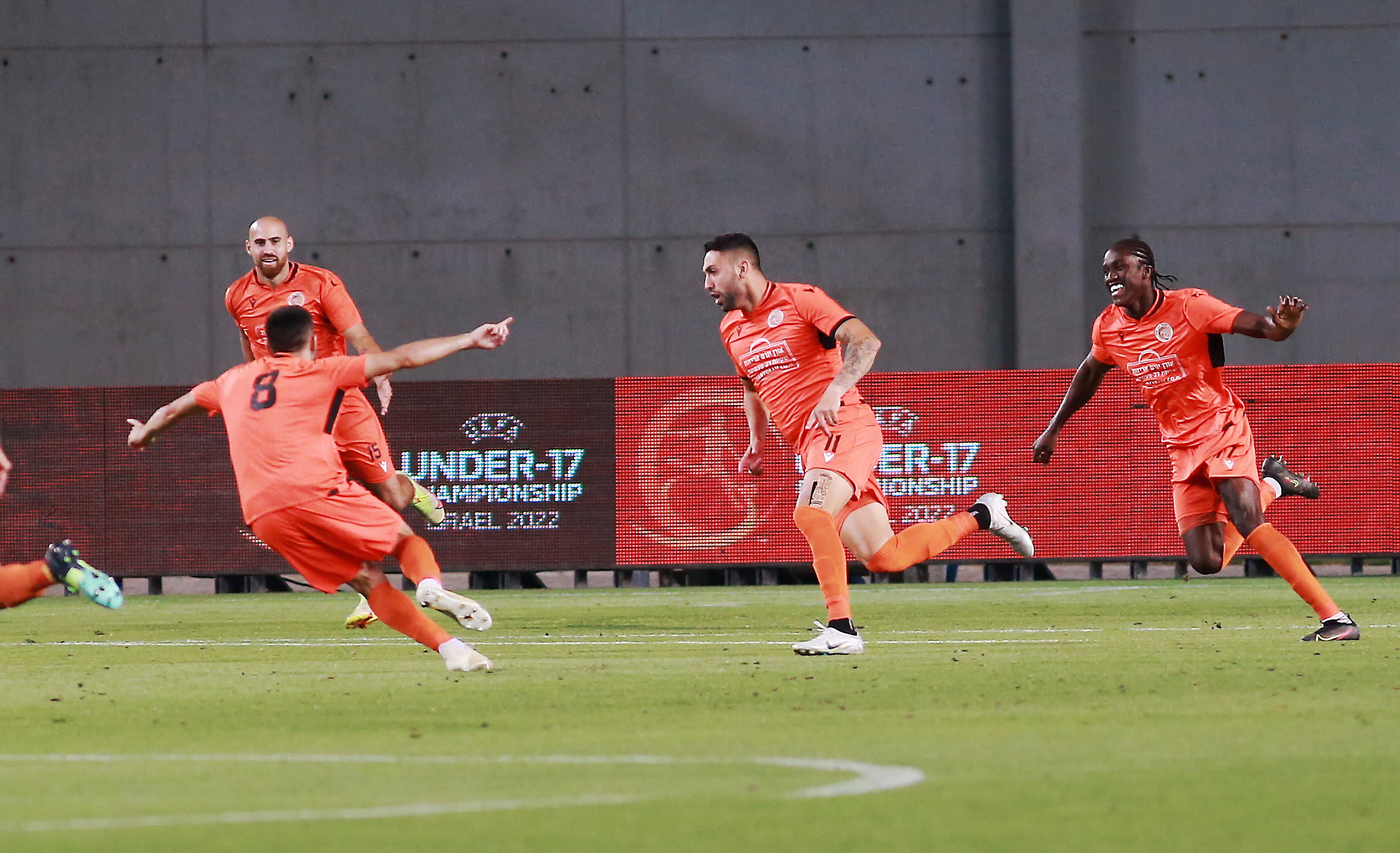 אלי אלבז ושחקני הפועל כפר שלם חוגגים שער