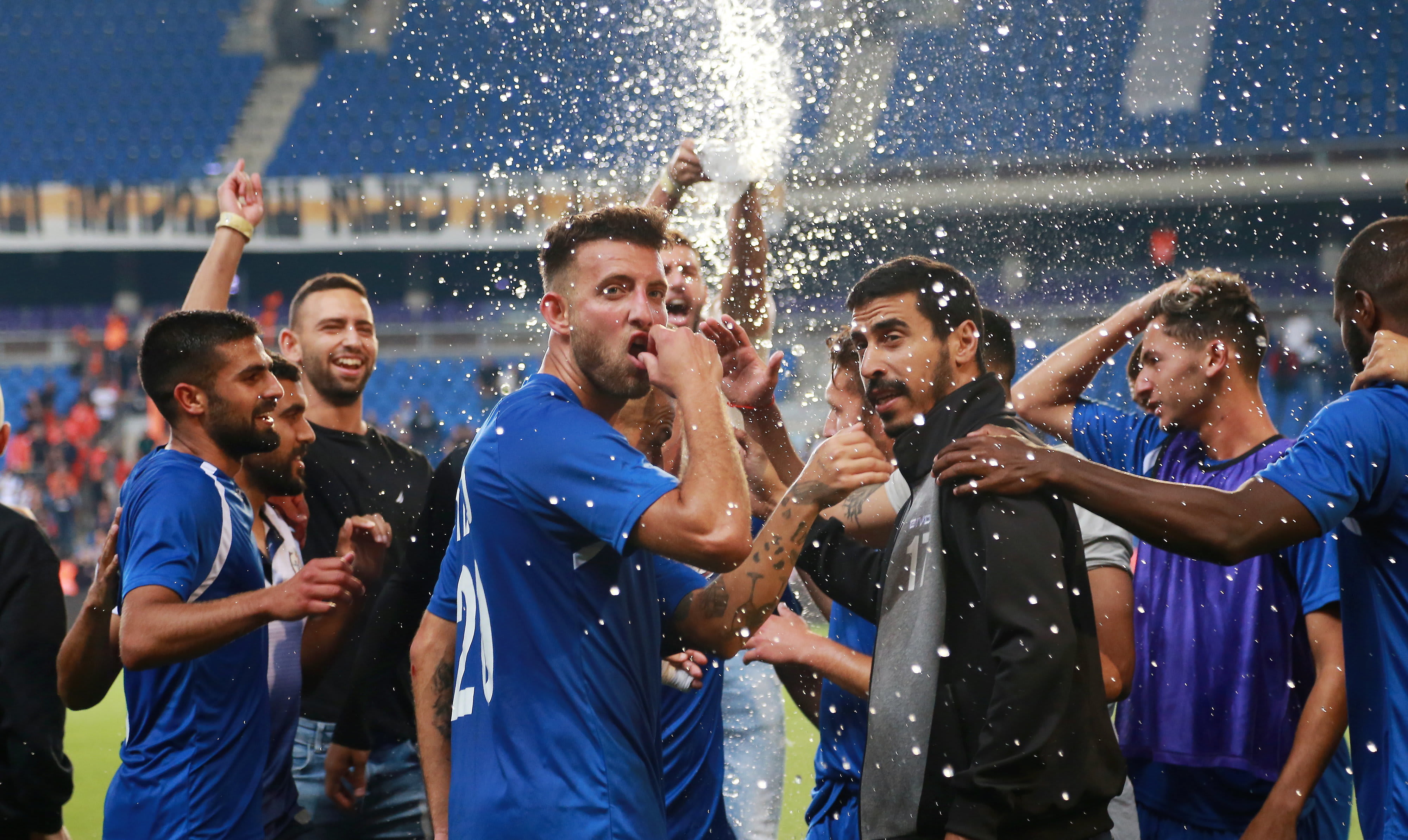 שחקני הפועל ראשון לציון חוגגים