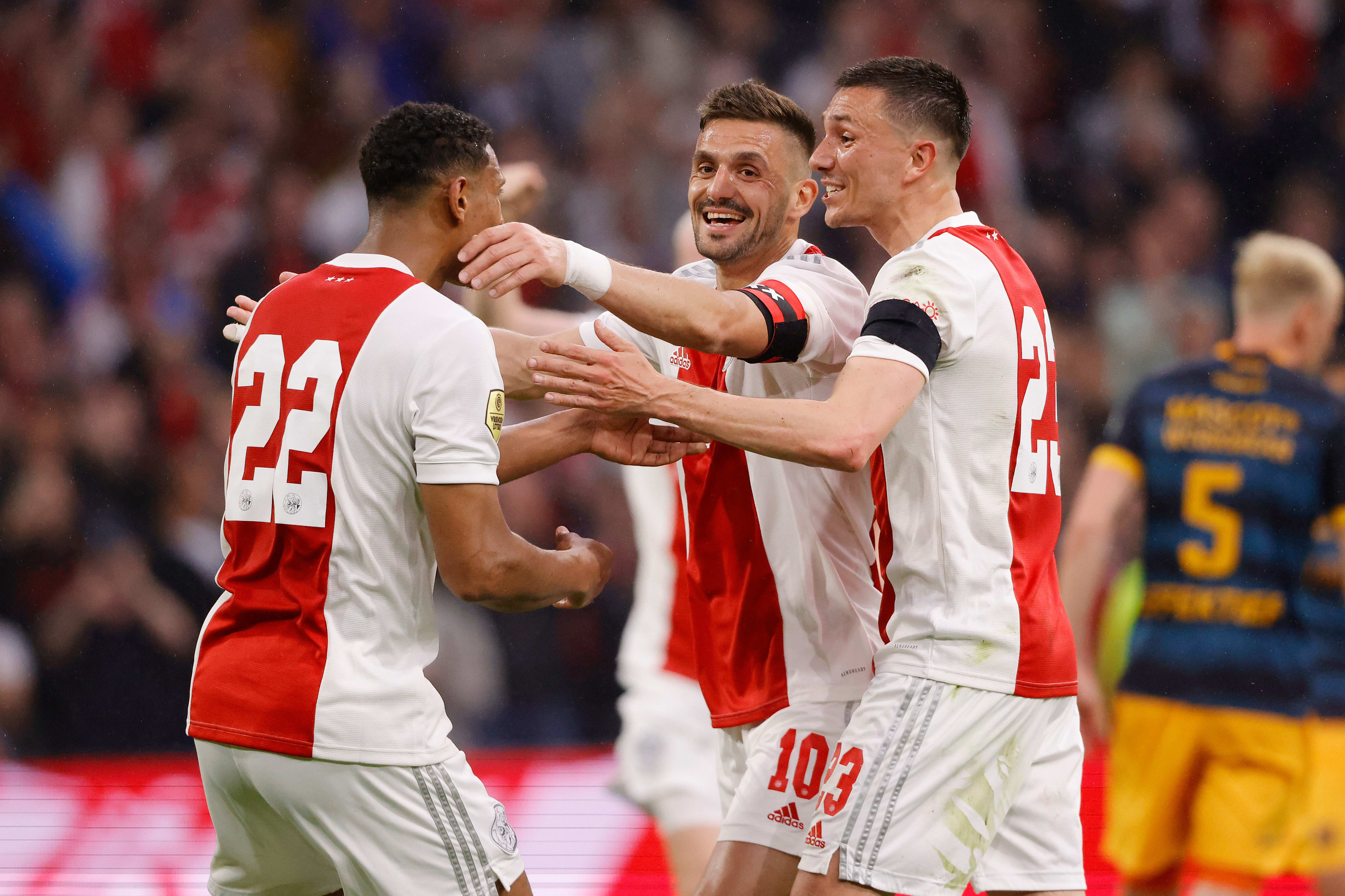 שחקן אייאקס דושאן טאדיץ' חוגג עם סטיבן ברחהאוס