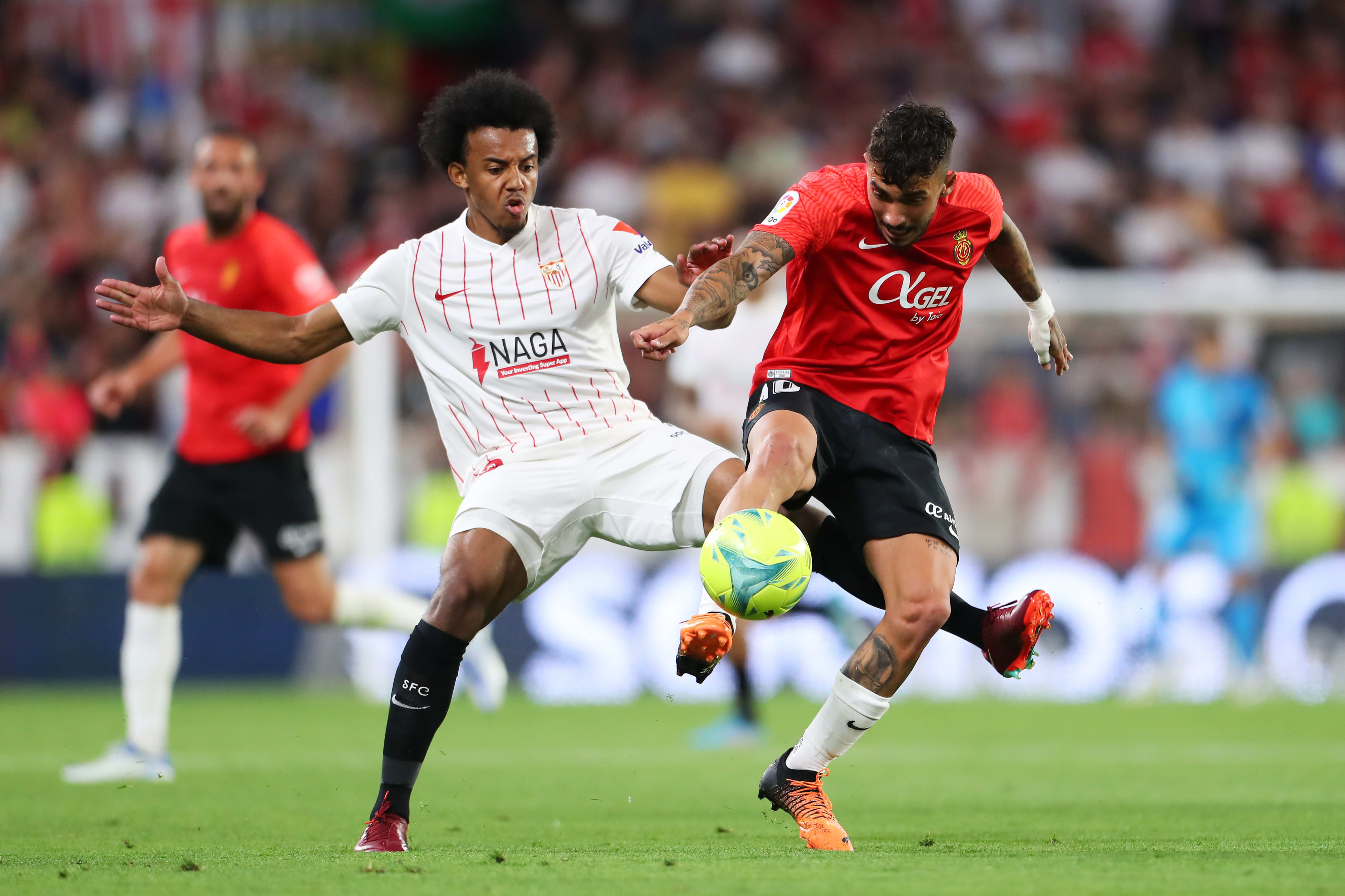 שחקן סביליה ז'ול קונדה מול שחקן מאיורקה אנטוניו סאנצ'ס