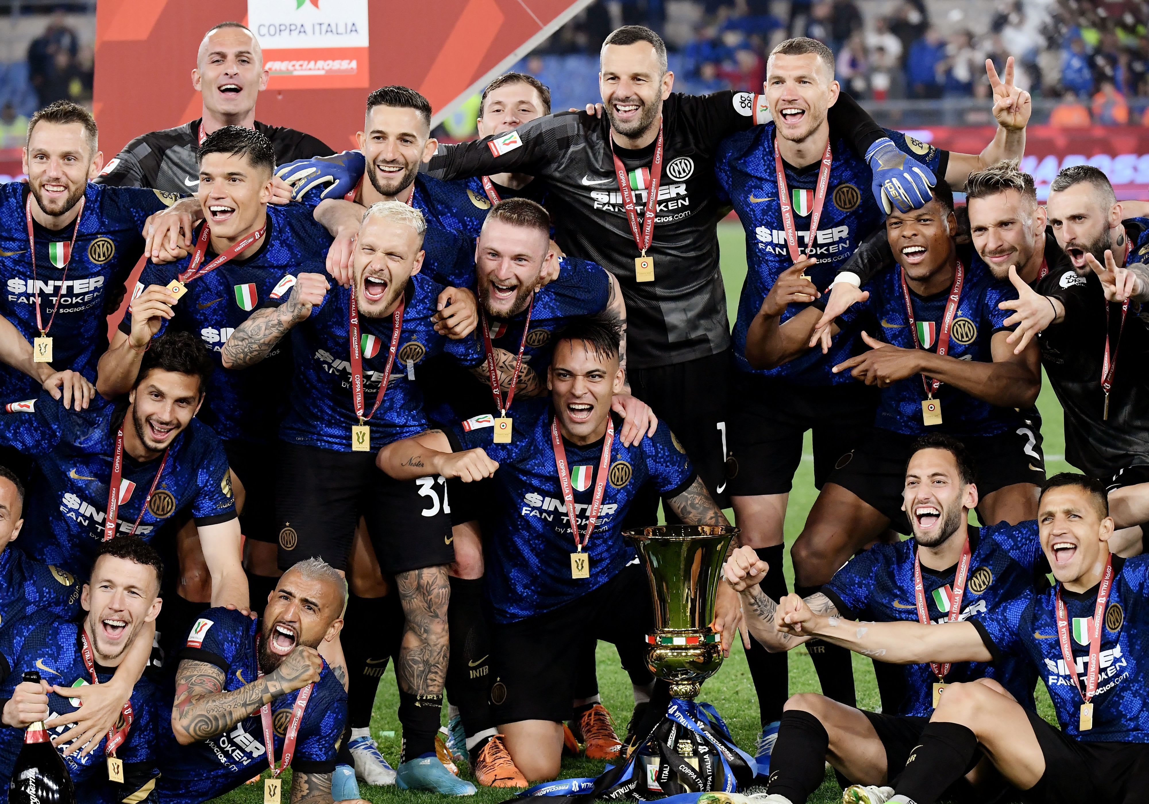 שחקני אינטר חוגגים עם הגביע האיטלקי