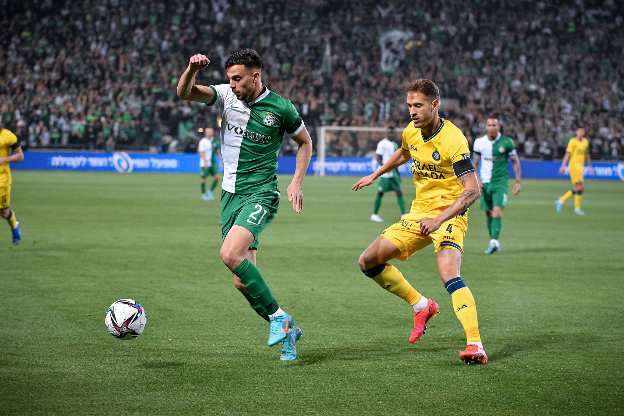 דין דוד שחקן מכבי חיפה מול אנריק סבוריט שחקן מכבי תל אביב