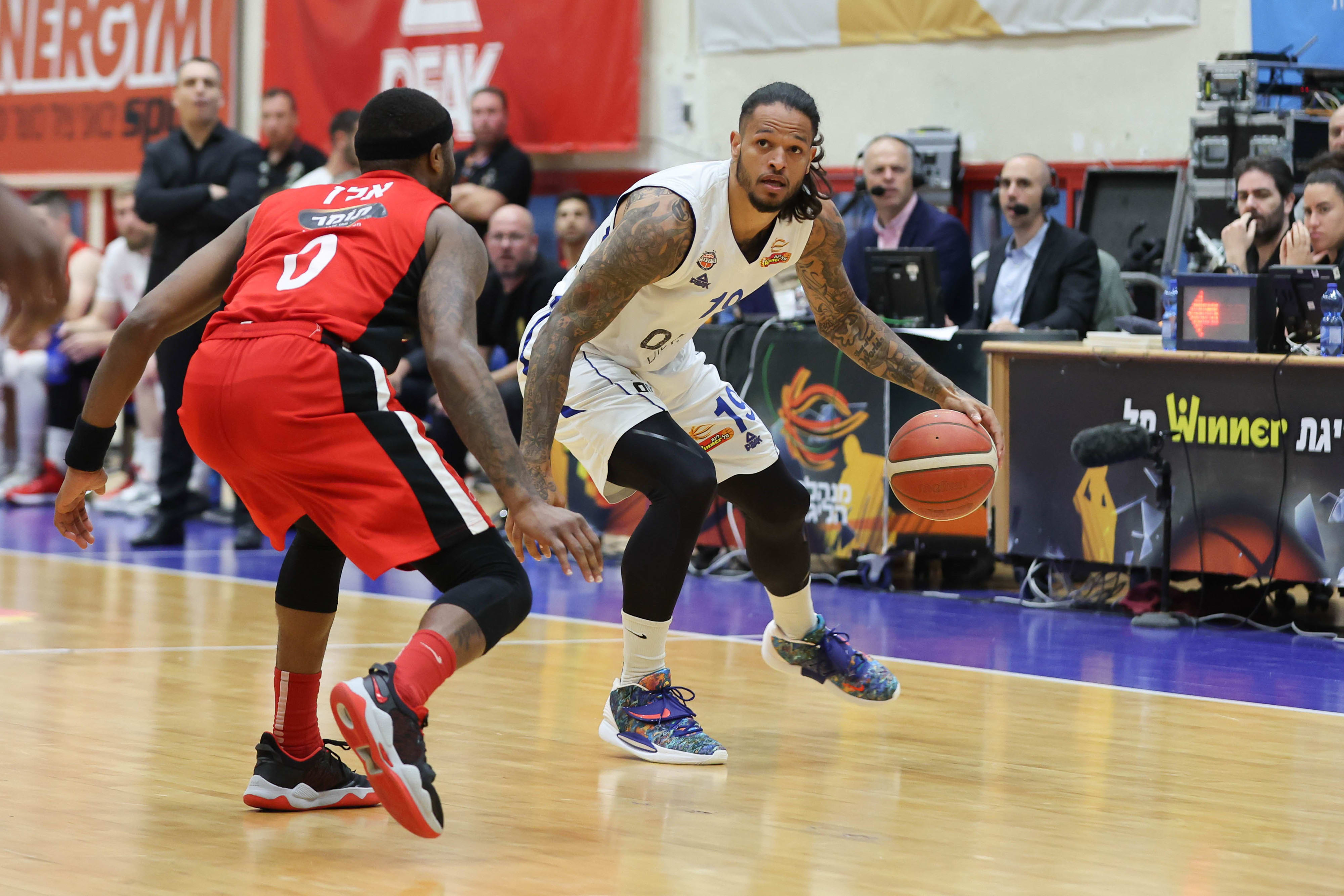 כריס באב שחקן בני הרצליה מול קאדים אלן שחקן הפועל חיפה