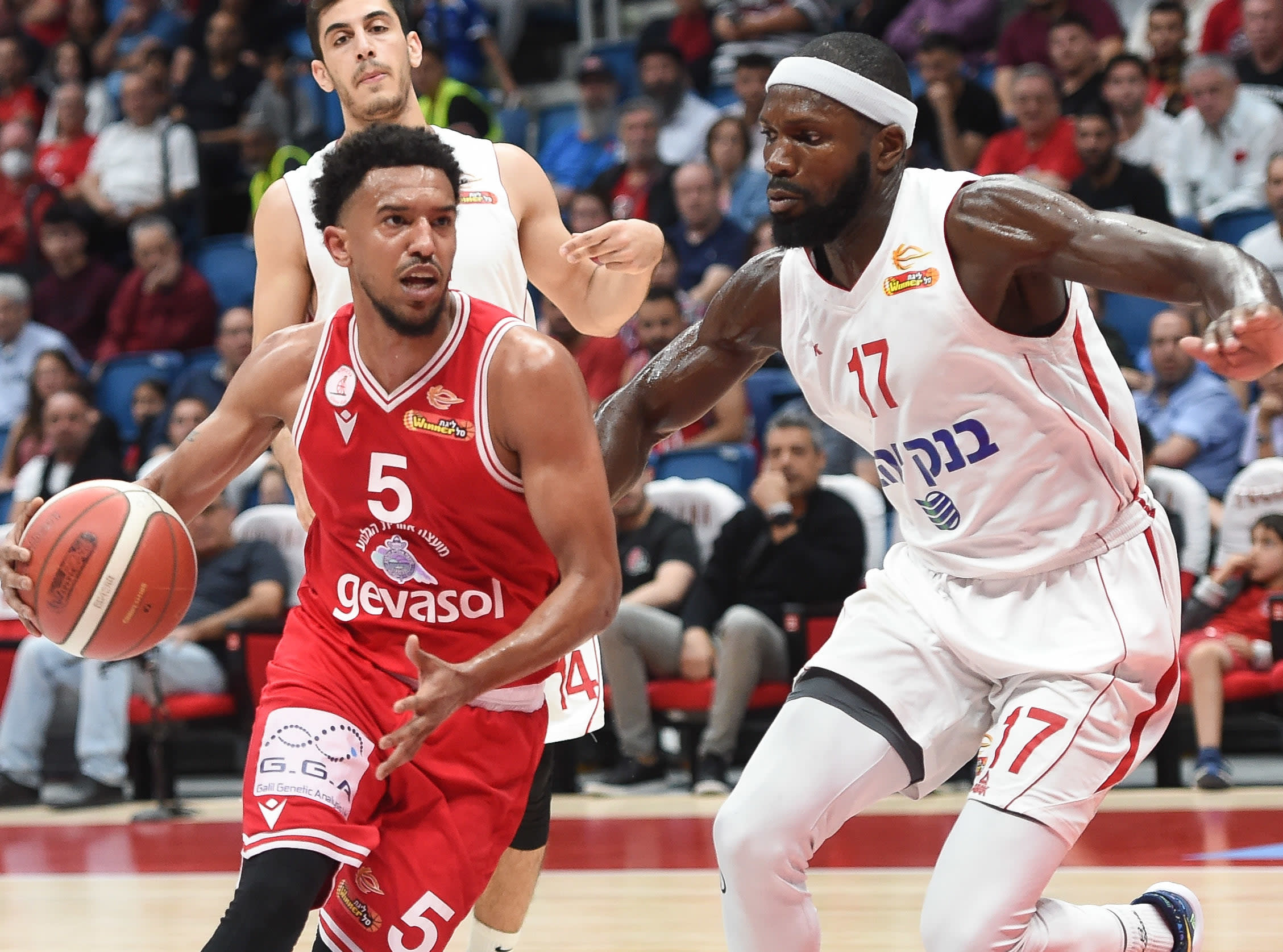 שחקן הפועל גלבוע/גליל מייקל בריסקר מול שחקן הפועל ירושלים סולימאן בריימו