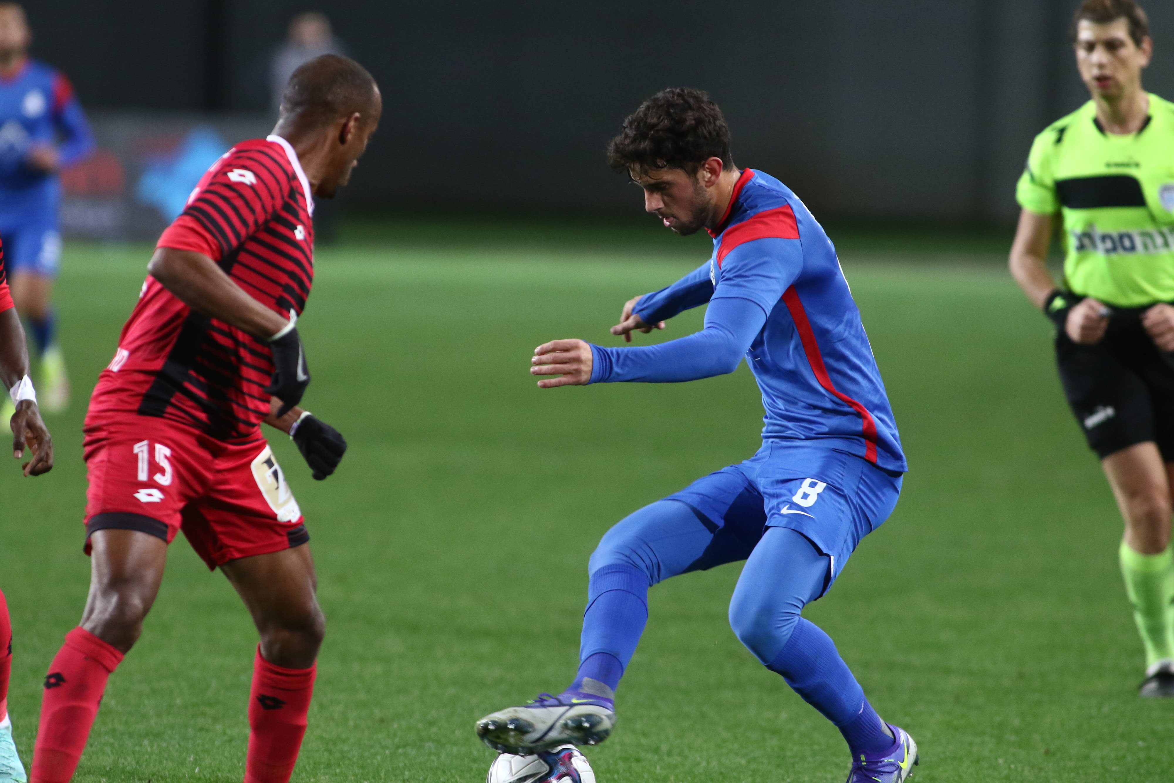 שחקן מ.ס. אשדוד מוחמד כנעאן מול שחקן הפועל חדרה מנשה זלקה