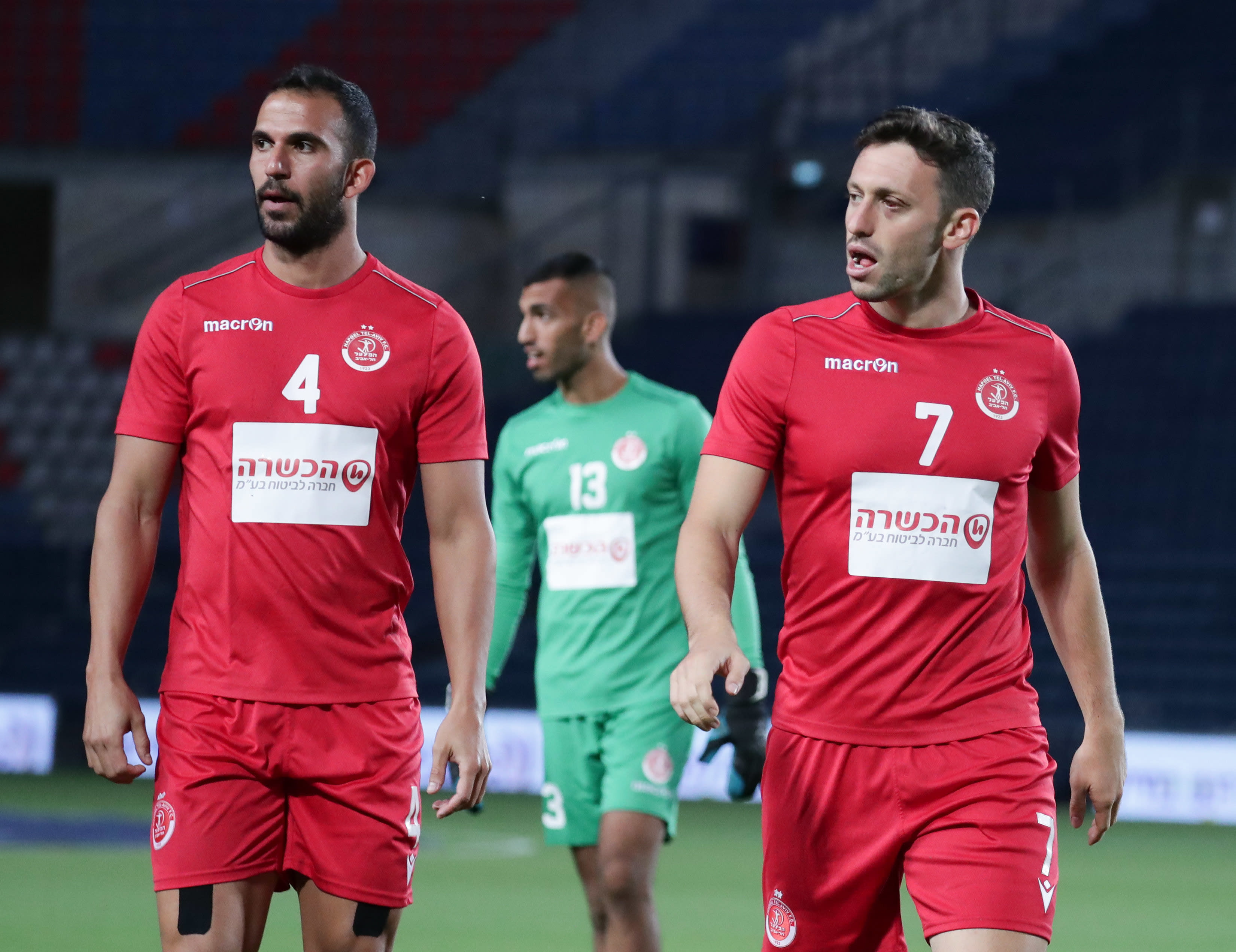 עומרי אלטמן שחקן הפועל תל אביב עם אוראל דגני