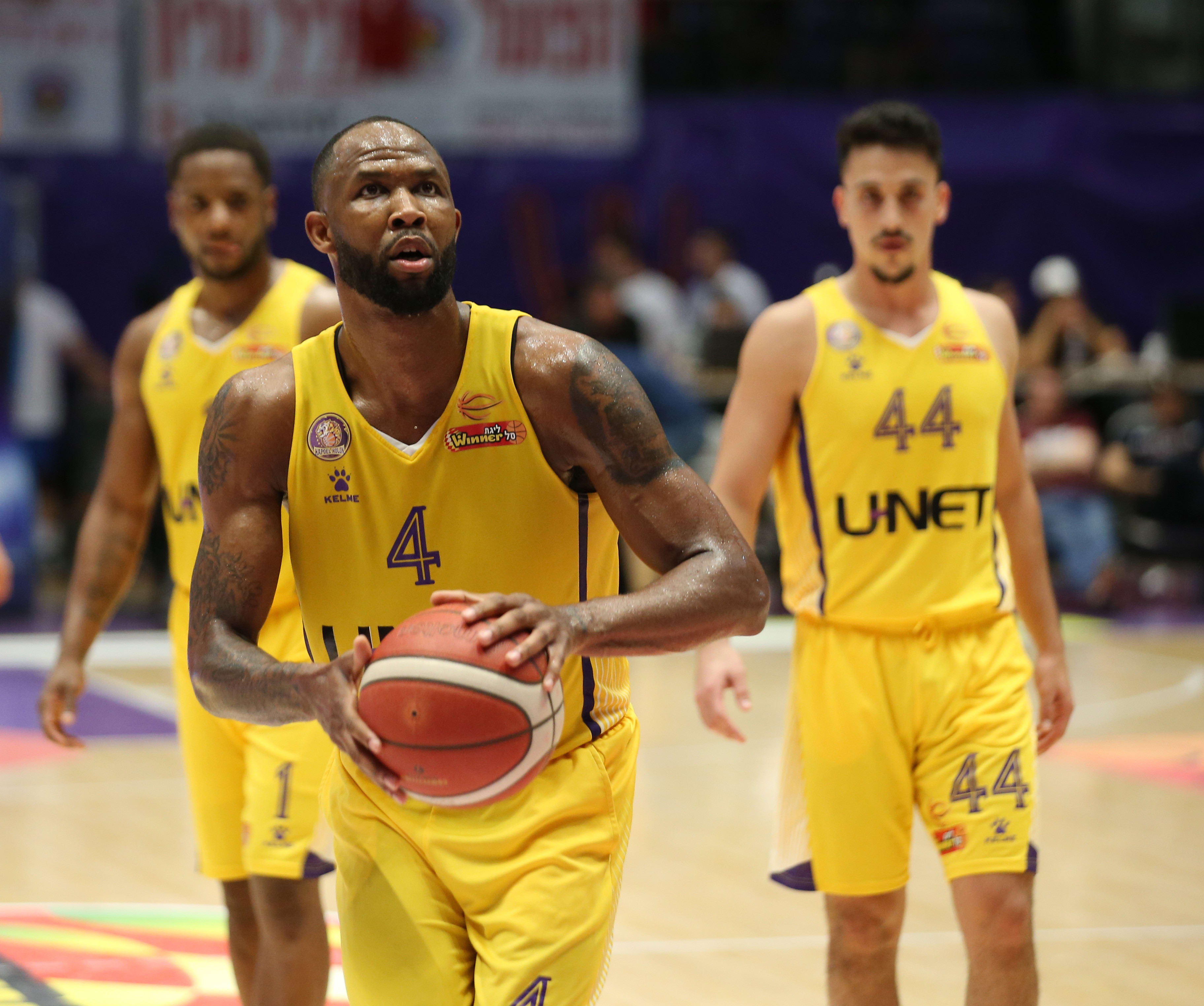 שחקן הפועל חולון כריס ג'ונסון