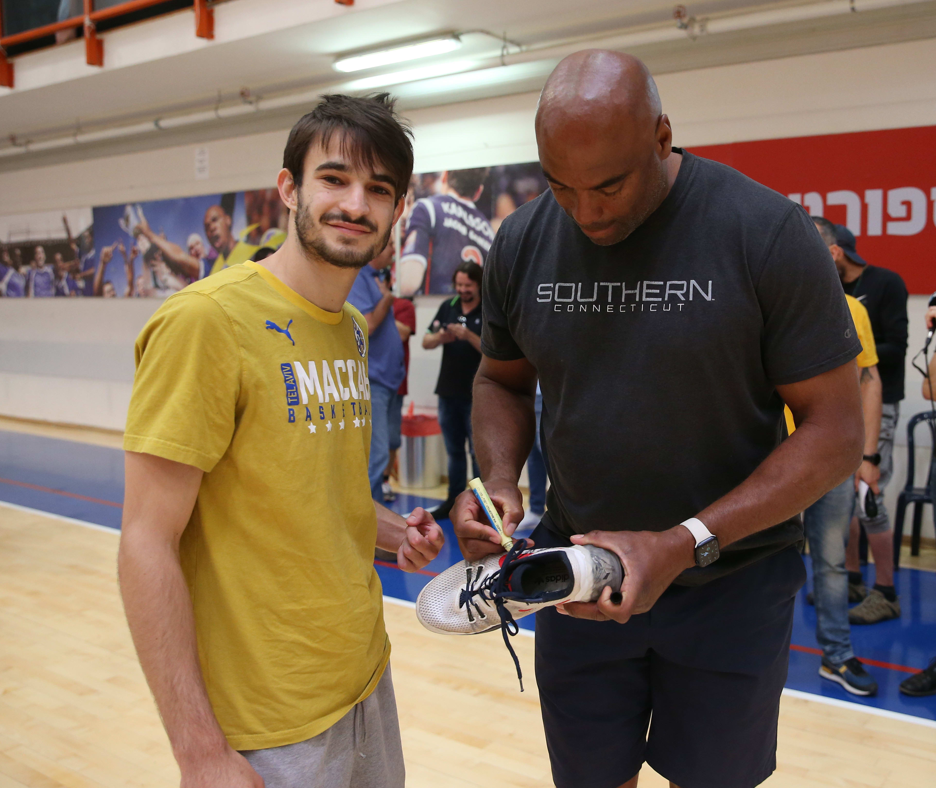 סקוט בורל עם מעריץ