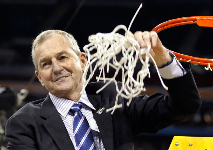 מאמן מכללת קונטיקט ג'ים קלהון חוגג זכייה בטורניר