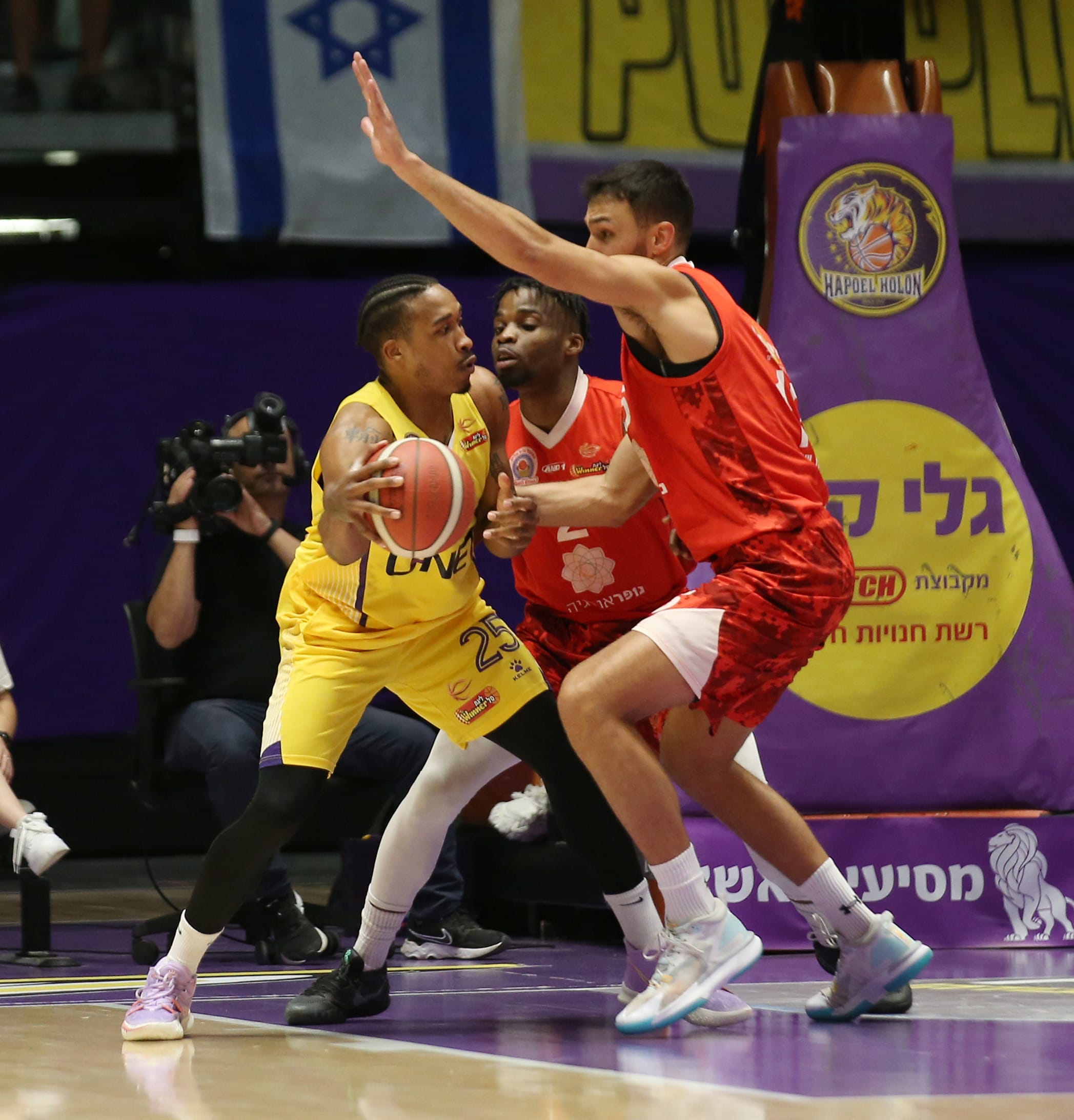 שחקן הפועל חולון טיירוס מגי מול שחקן הפועל גליל עליון נמרוד לוי