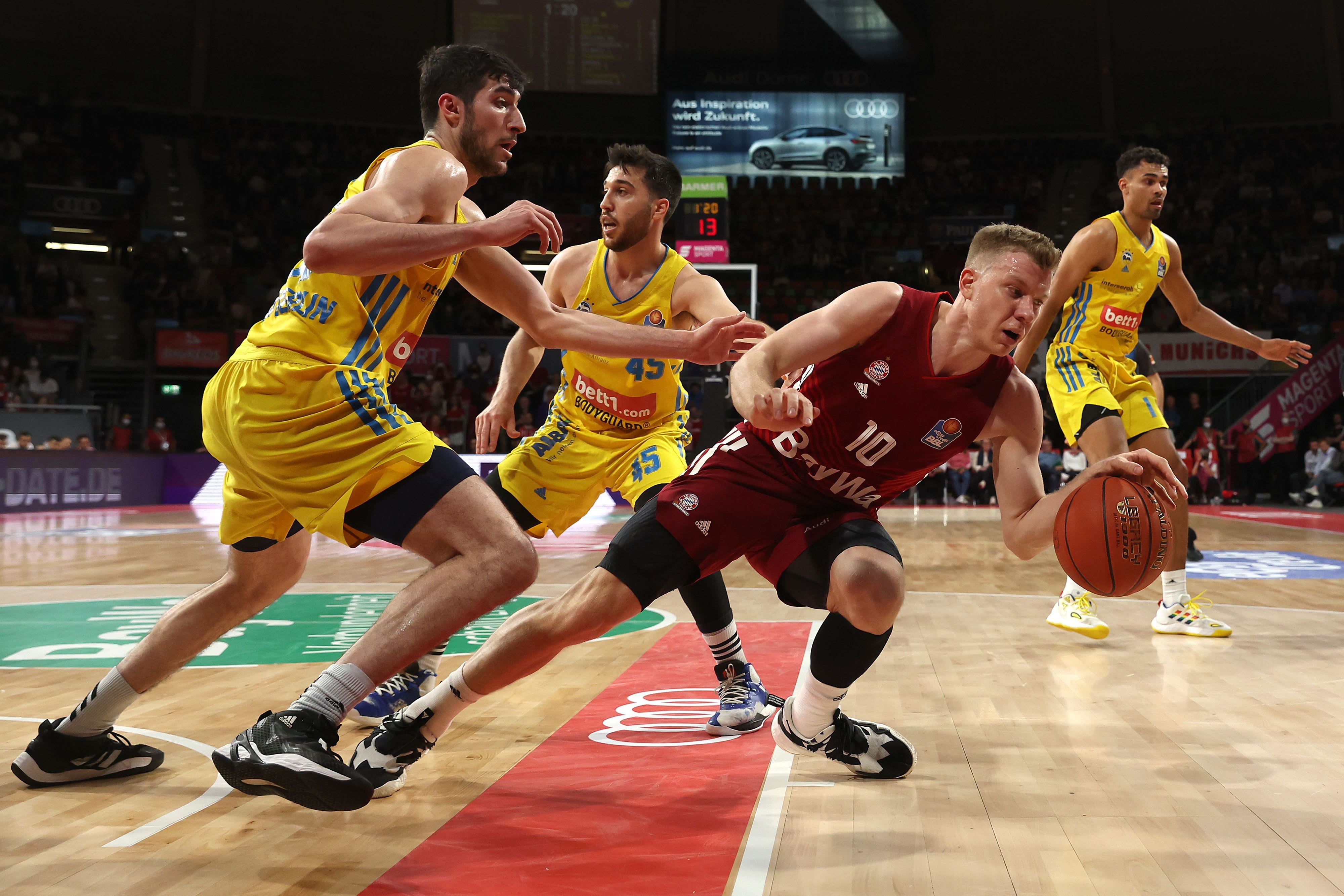 שחקני אלבה ברלין יובל זוסמן, תמיר בלאט, מול שחקן באיירן מינכן אנדראס אובסט