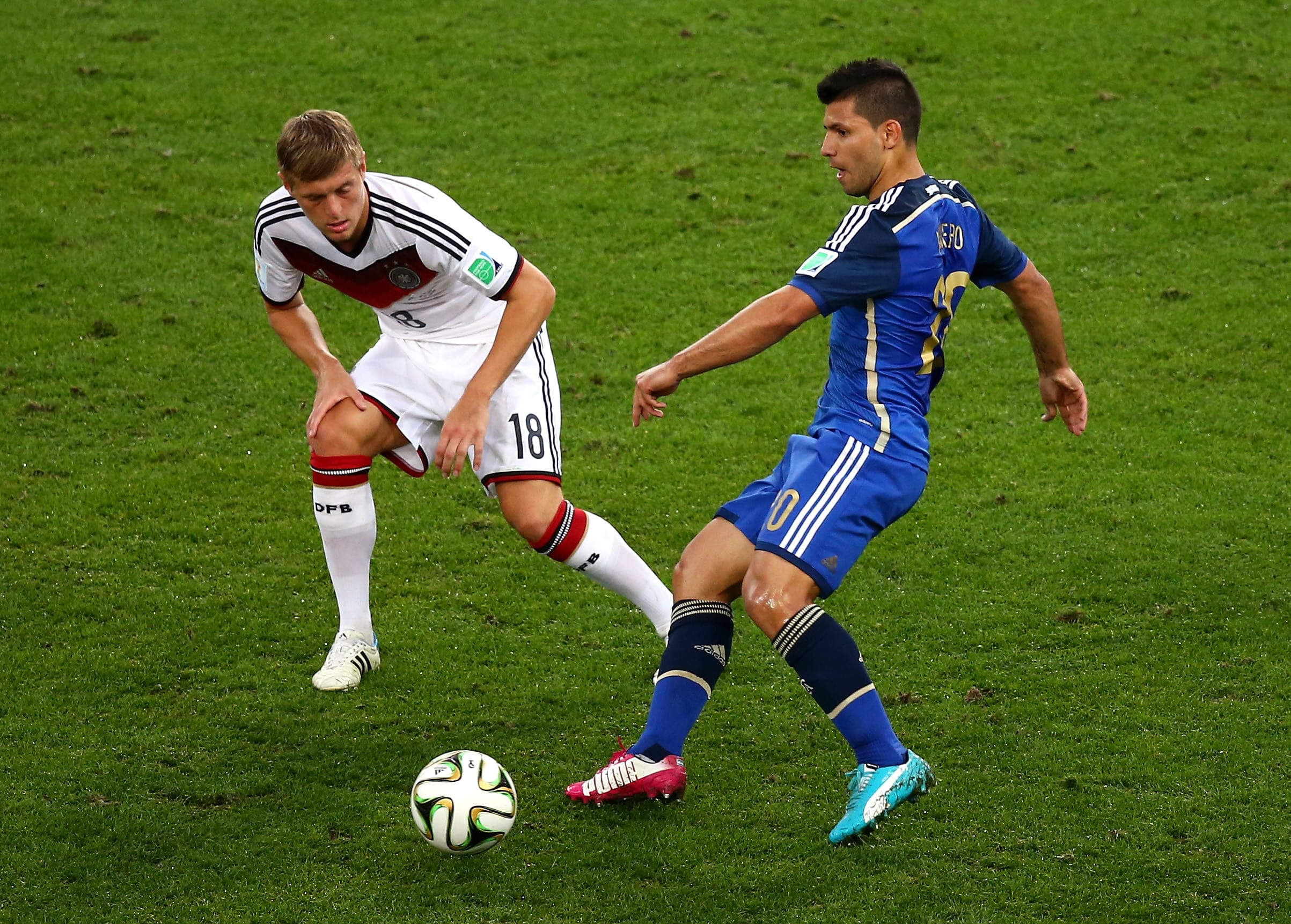 שחקן נבחרת ארגנטינה לשעבר סרחיו אגוארו מול שחקן נבחרת גרמניה לשעבר טוני קרוס