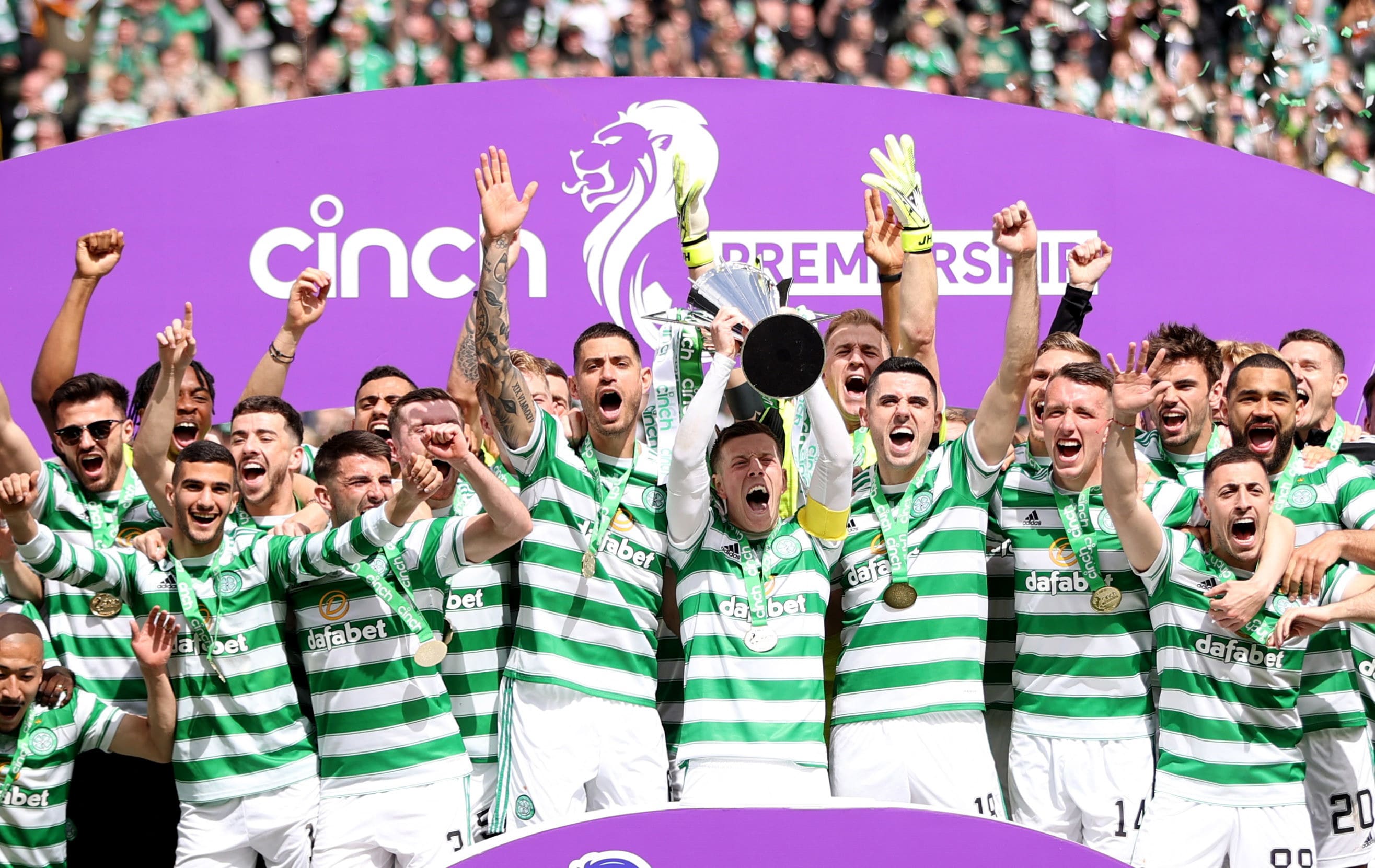 ליאל עבדה (משמאל), ניר ביטון חוגגים אליפות עם שחקני סלטיק