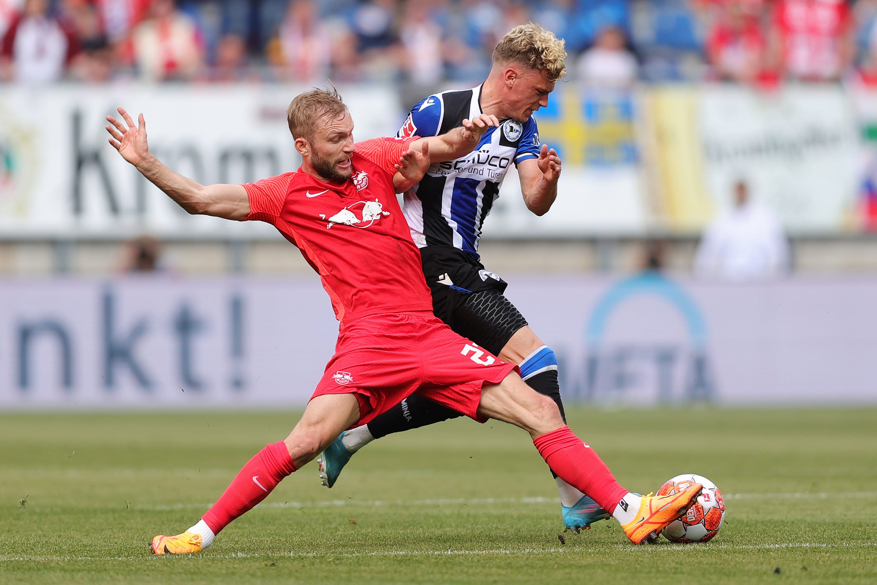 קונרד ליימר שחקן ר.ב. לייפציג מול רובין האק שחקן ארמיניה בילפלד