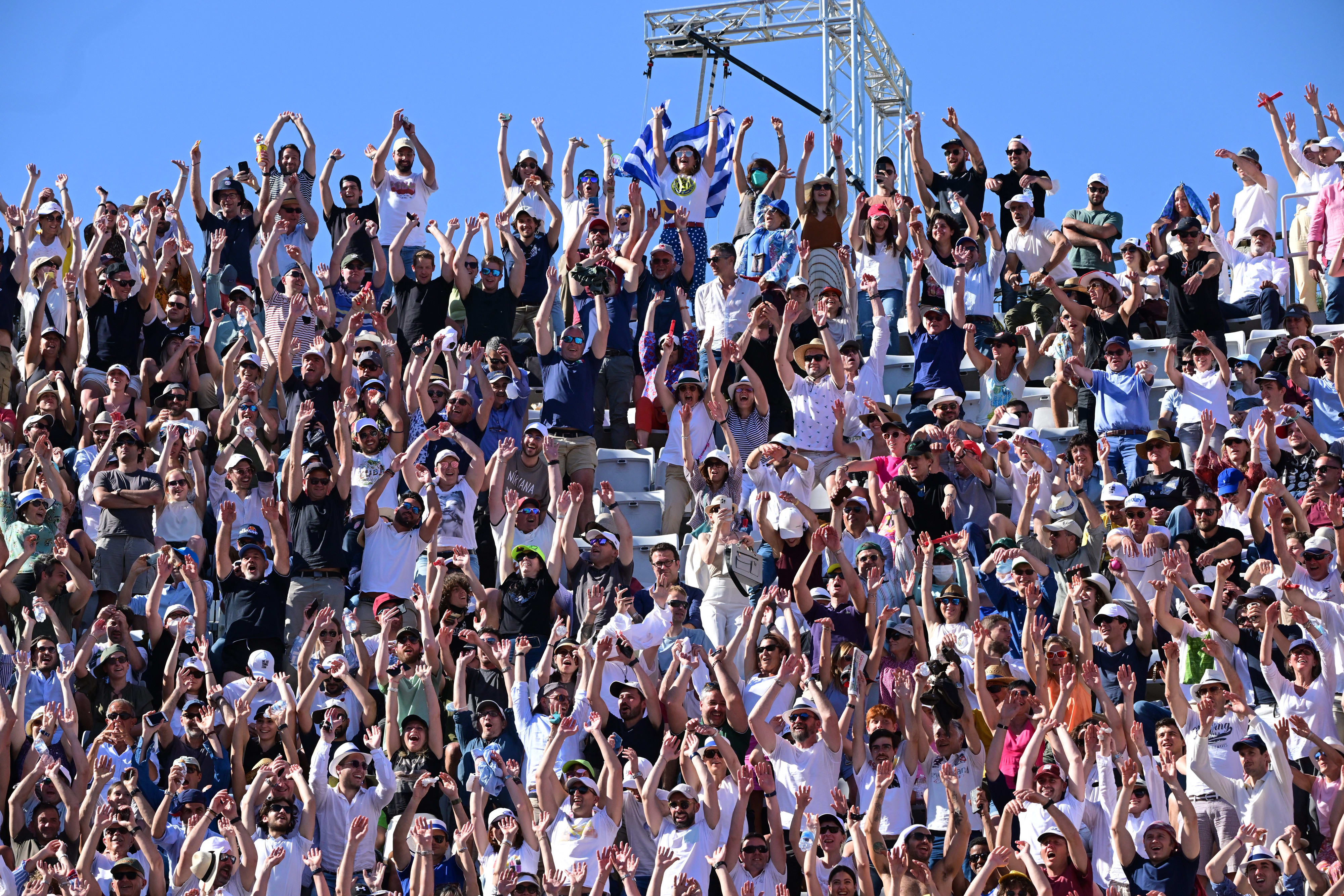 צופים בטורניר רומא במשחק בין סטפנוס ציציפאס לבין סשה זברב