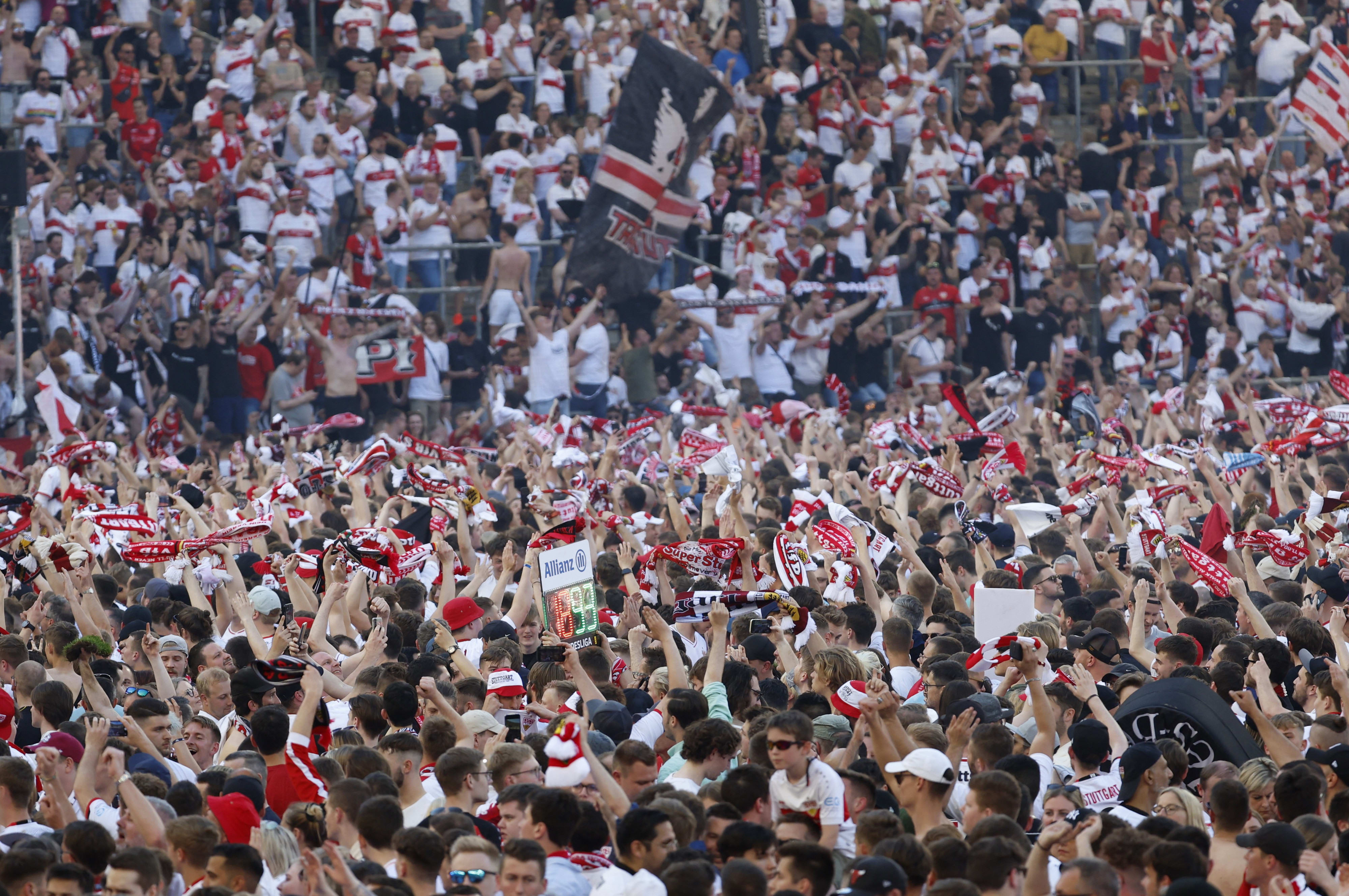 אוהדי שטוטגרט חוגגים הישארות