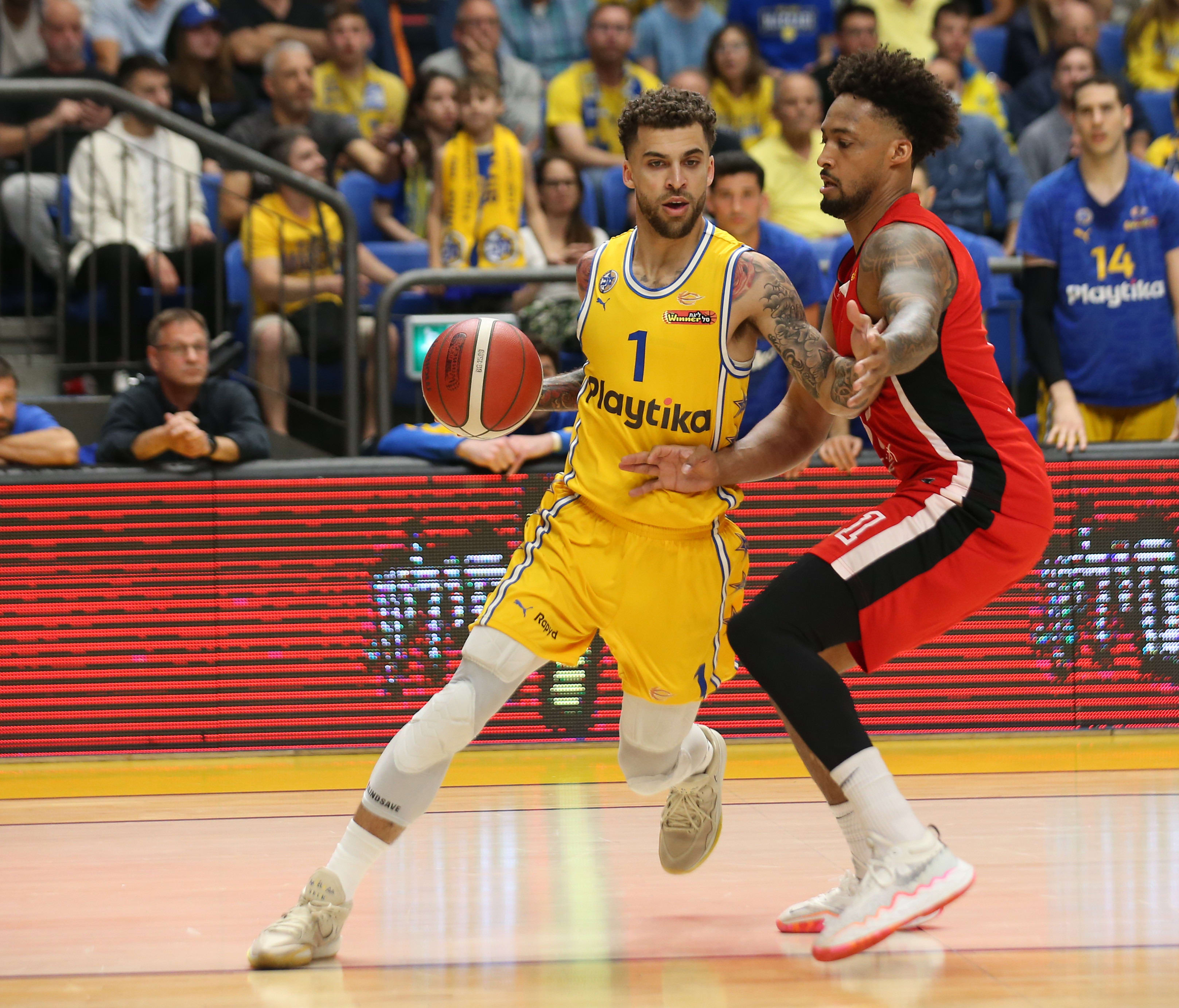 שחקן מכבי תל אביב סקוטי ווילבקין מול שחקן הפועל תל אביב ג'יי.פי. טוקוטו