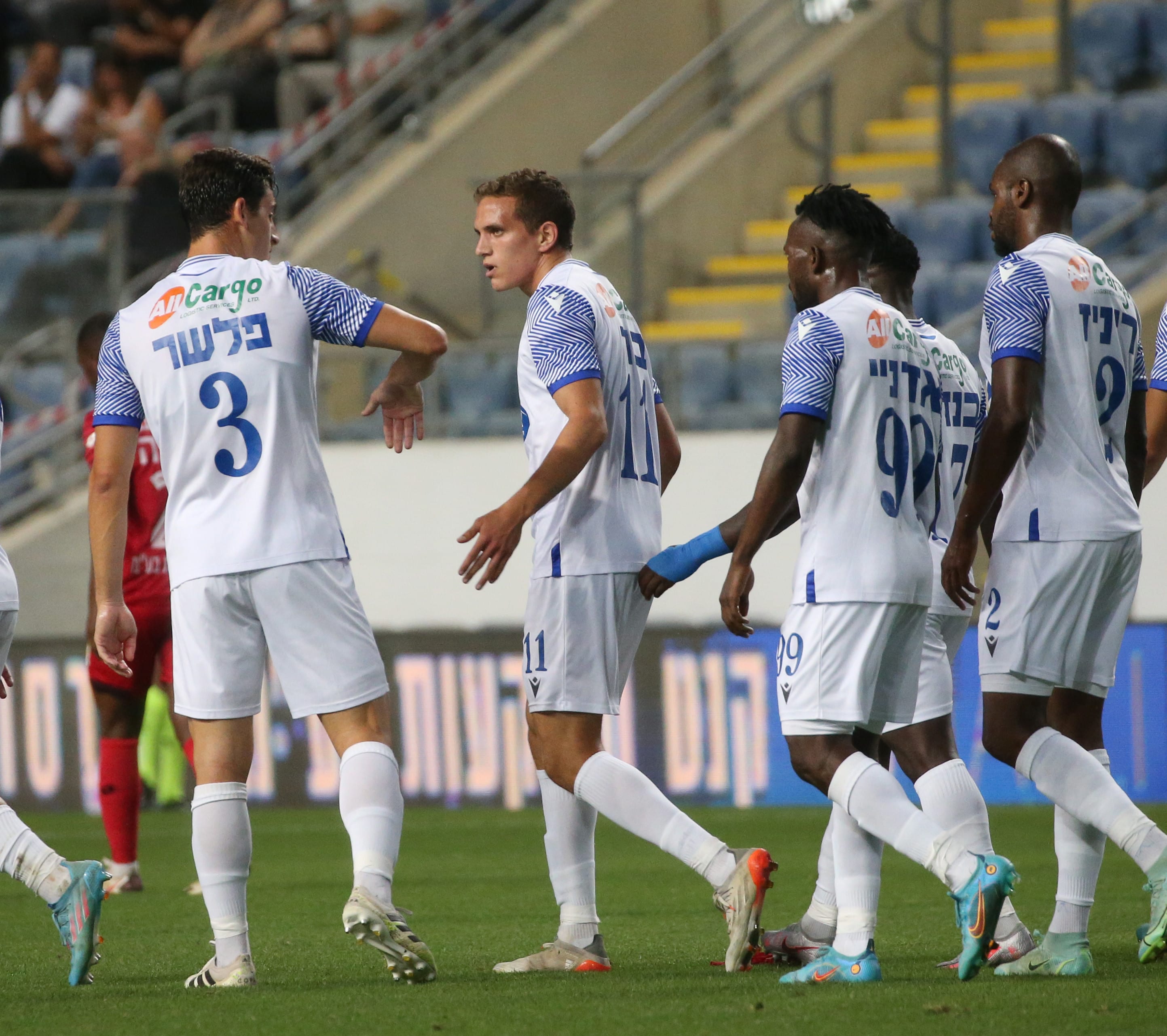 שחקני מכבי פתח תקוה חוגגים