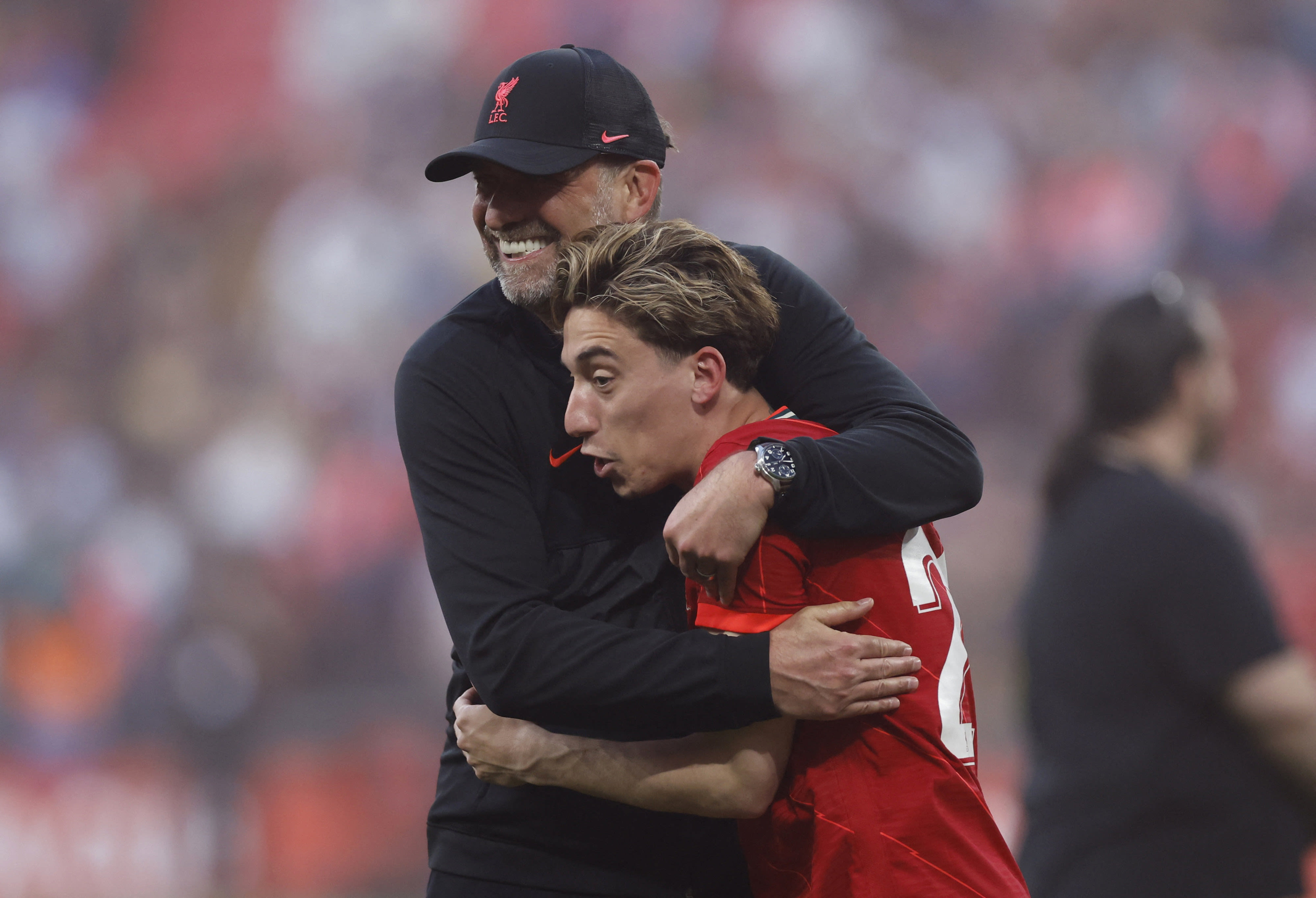 קוסטאס צימיקאס שחקן ליברפול חוגג זכייה בגביע עם המאמן יורגן קלופ