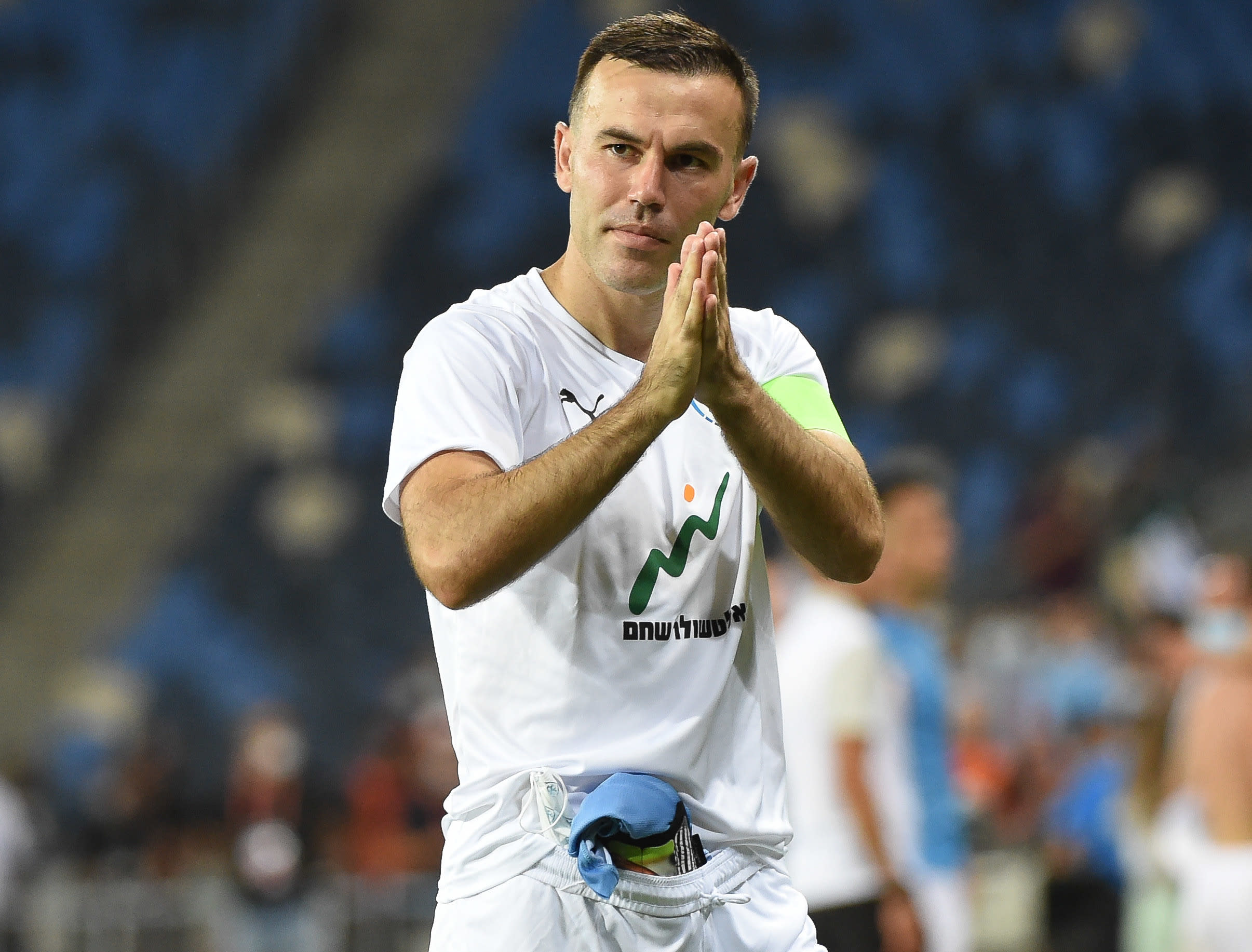 ביברס נאתכו, קפטן נבחרת ישראל בכדורגל, חוגג את הניצחון על אוסטריה