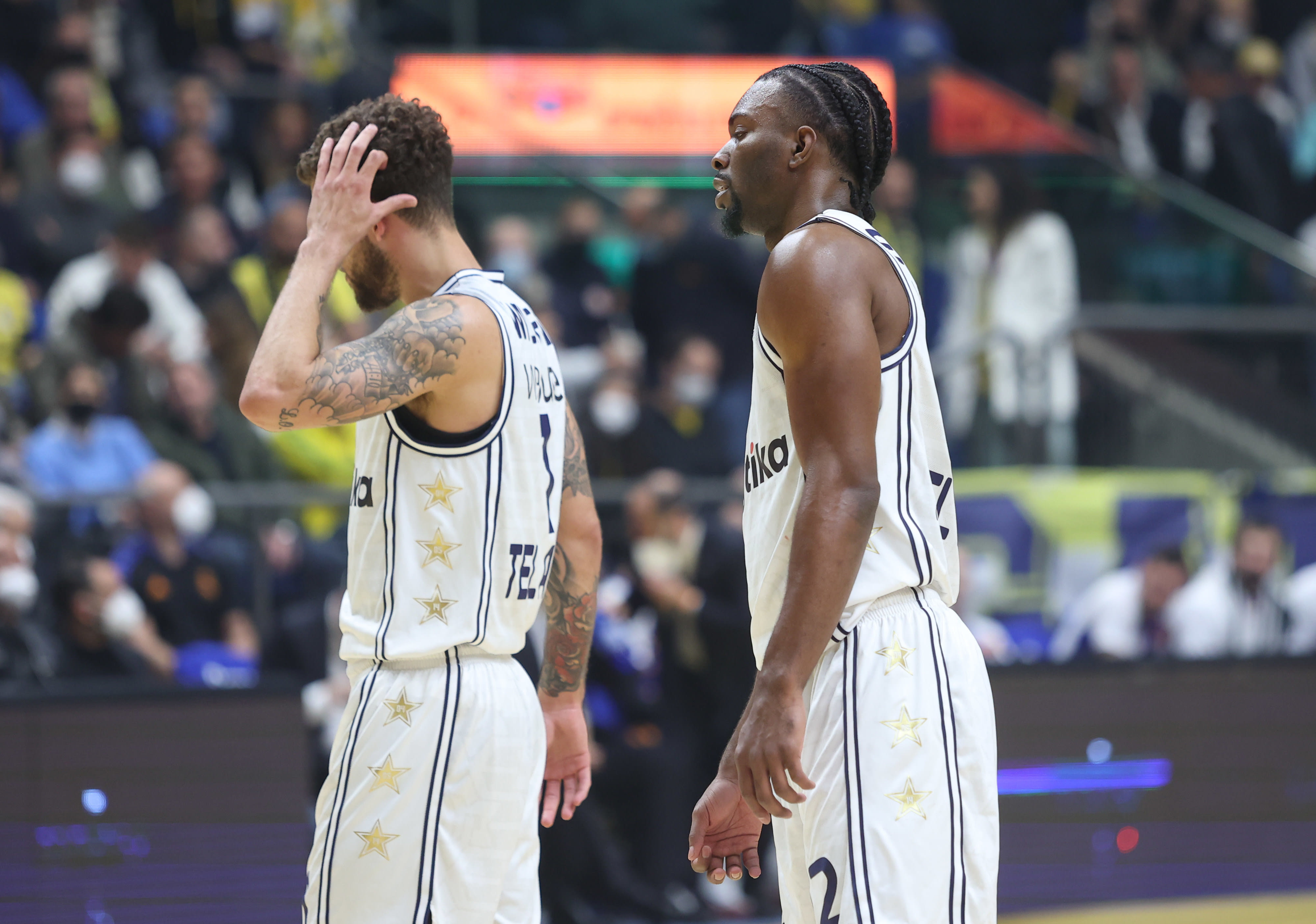 שחקן מכבי תל אביב סקוטי ווילבקין עם קינן אוואנס