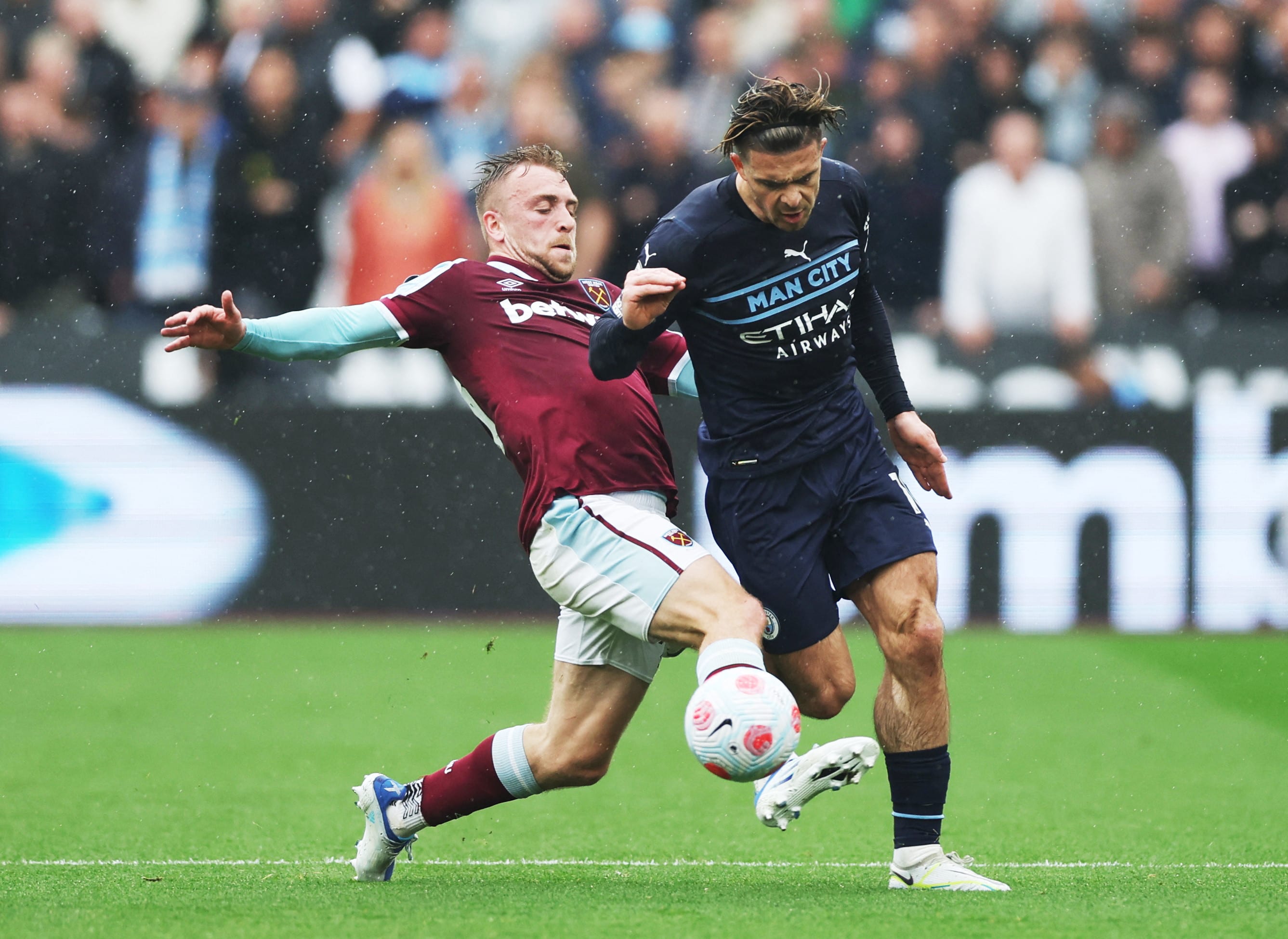 שחקן מנצ'סטר סיטי ג'ק גריליש מול שחקן ווסטהאם ג'רוד בואן